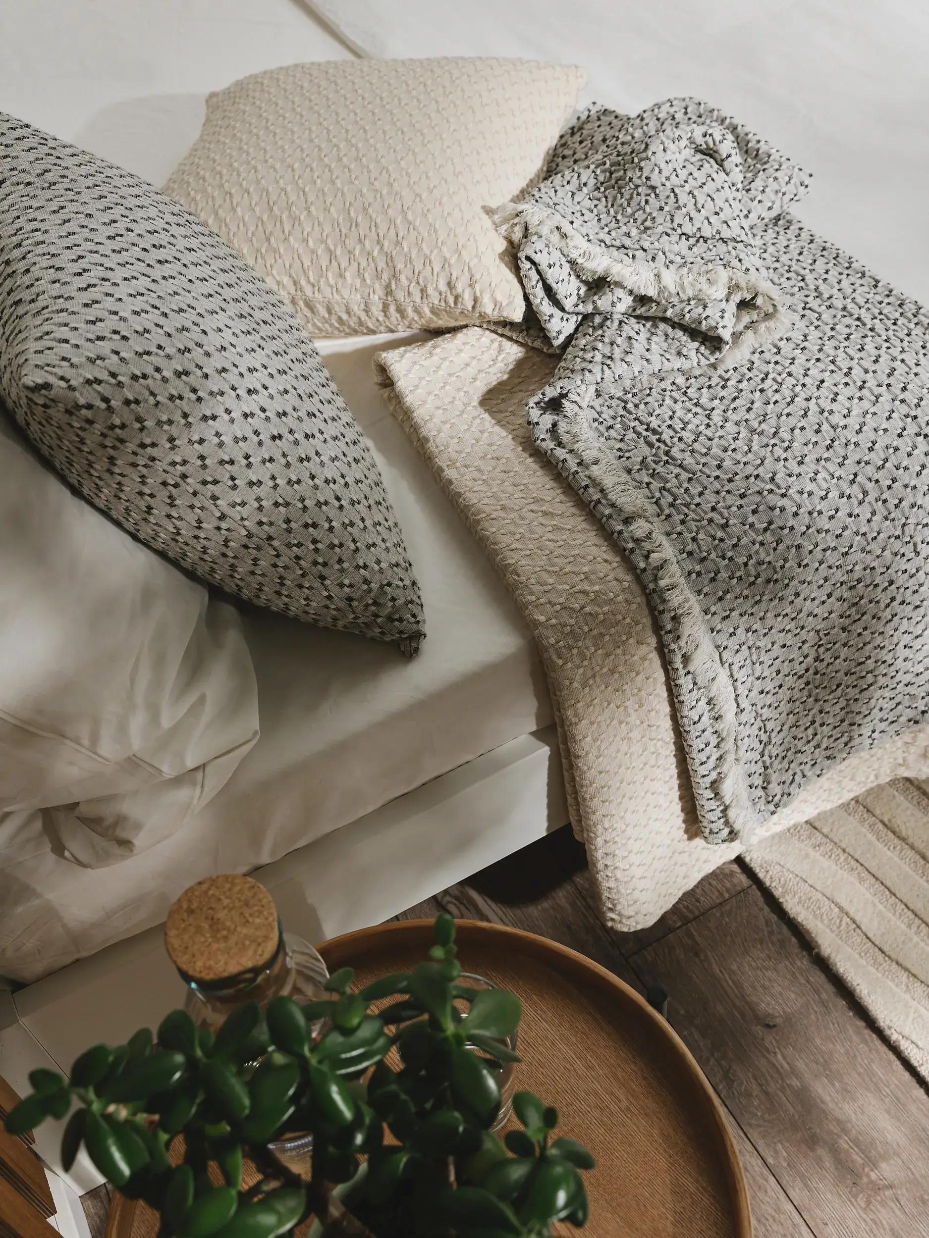 Decke Vanida Grau im Design  aus  von benuta Pure