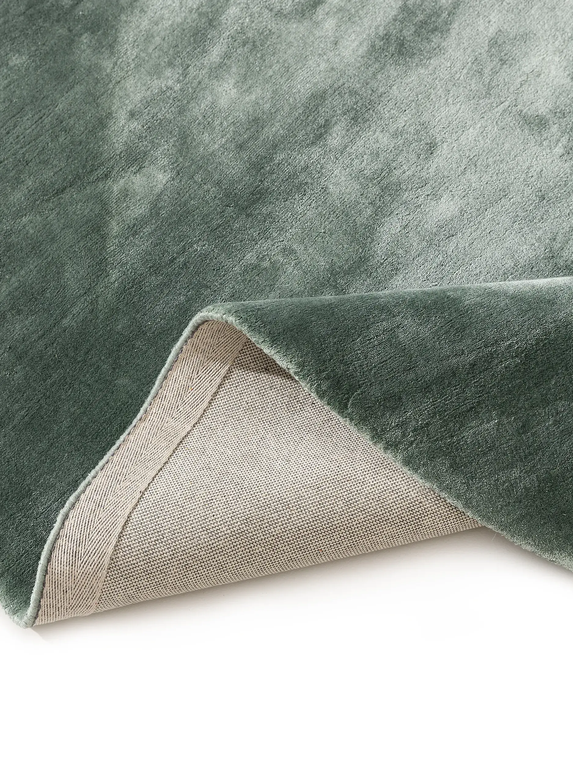 Teppich aus 100% Viskose in Grün mit 100% Viskose hohem Flor von benuta Pure
