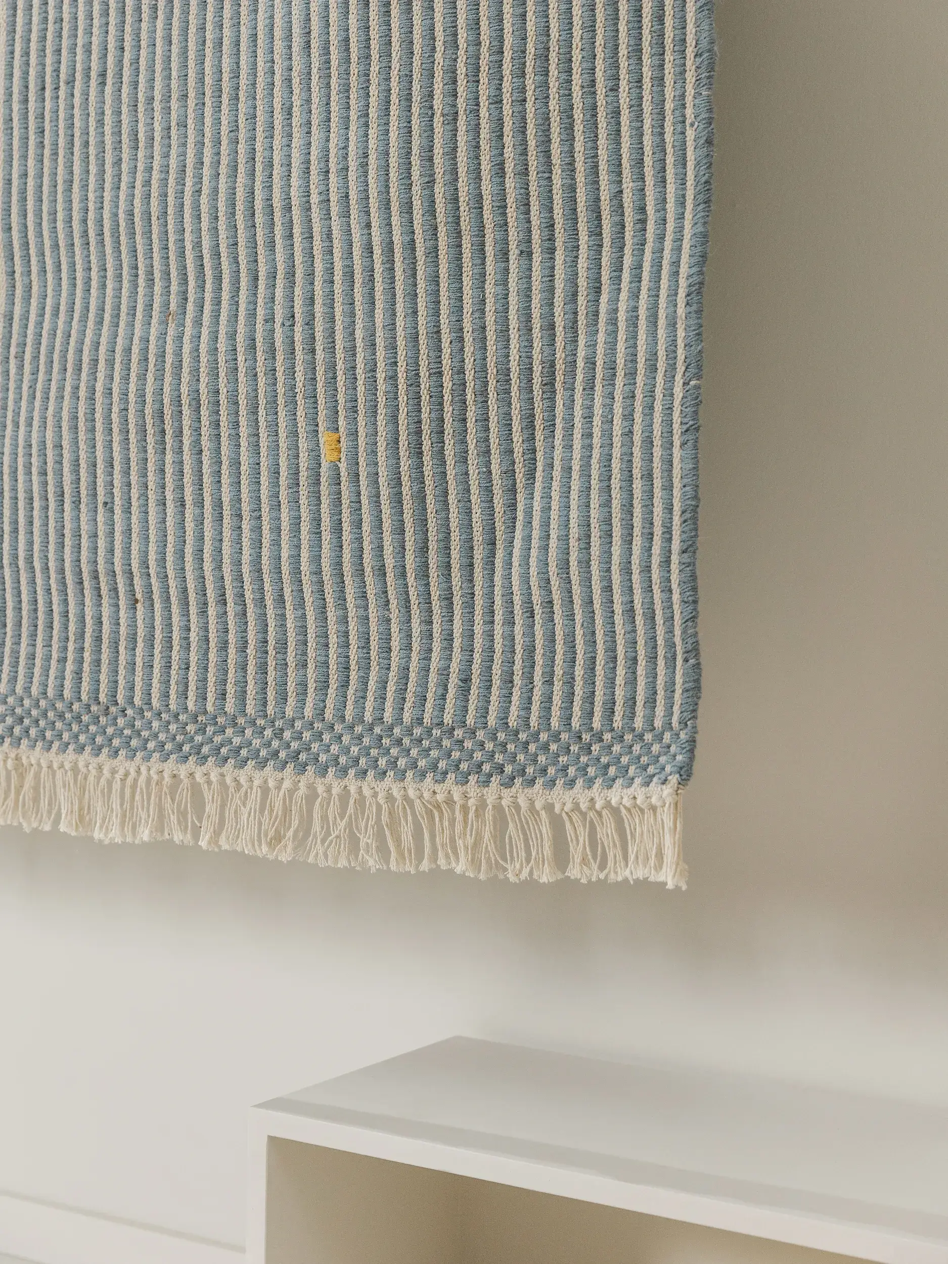 Teppich aus 70% Baumwolle, 30% Wolle in Blau mit 70% Baumwolle, 30% Wolle hohem Flor von Lytte