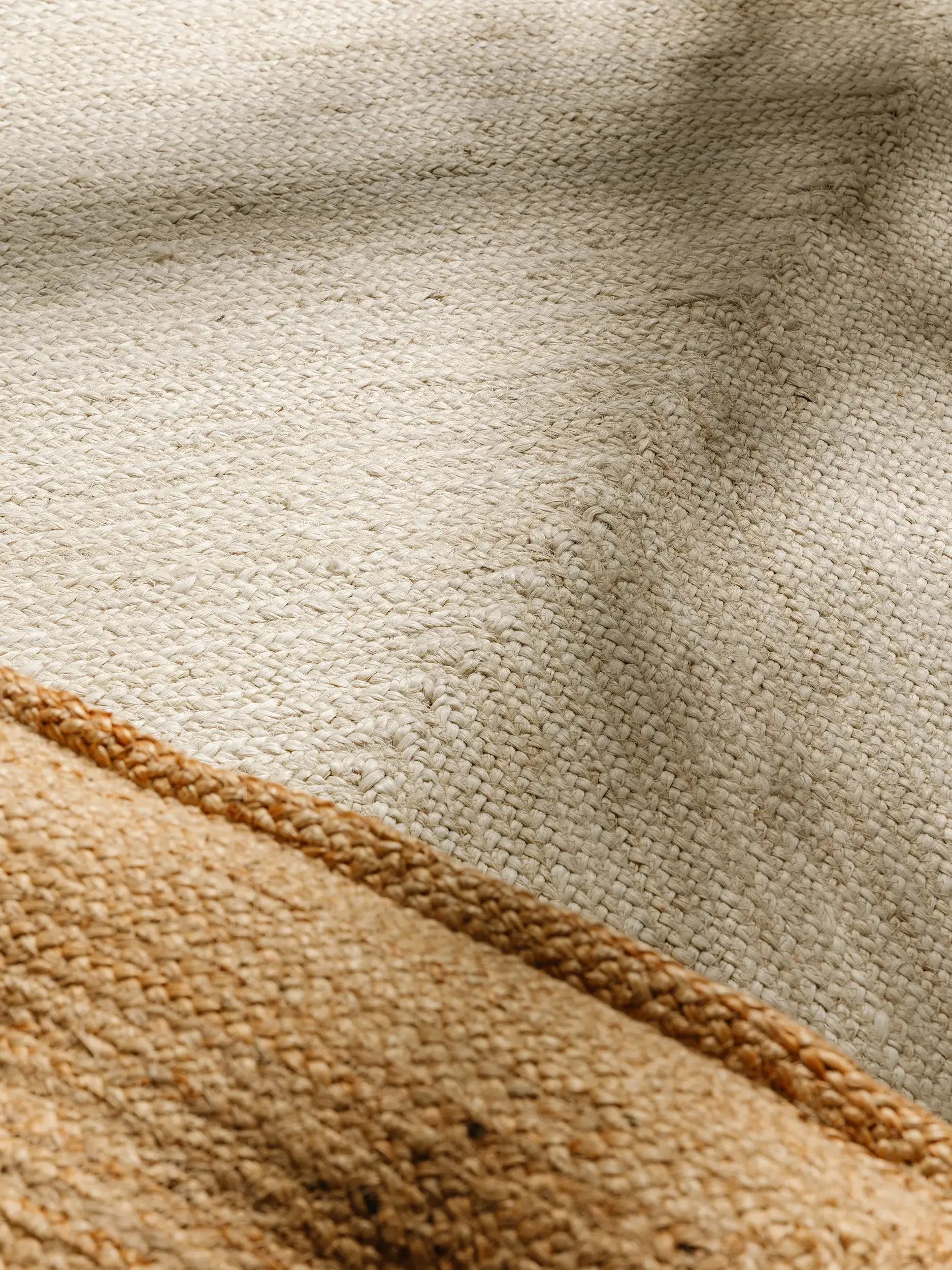 Teppich aus 100% Jute in Weiß mit 100% Jute hohem Flor von benuta Pure