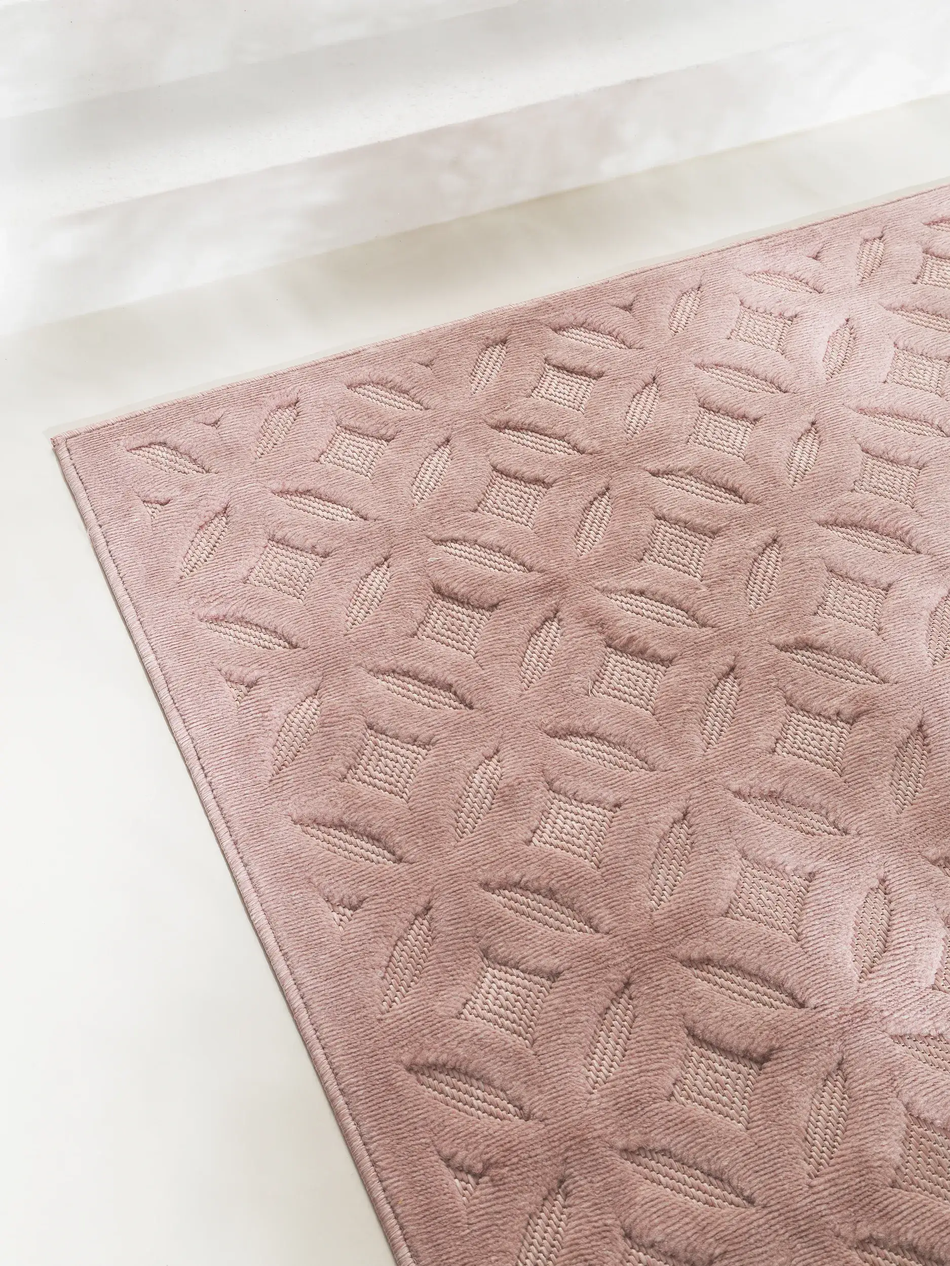 Rug made of 100% Polypropylen in Rosa with a 100% Polypropylen high pile by benuta Nest