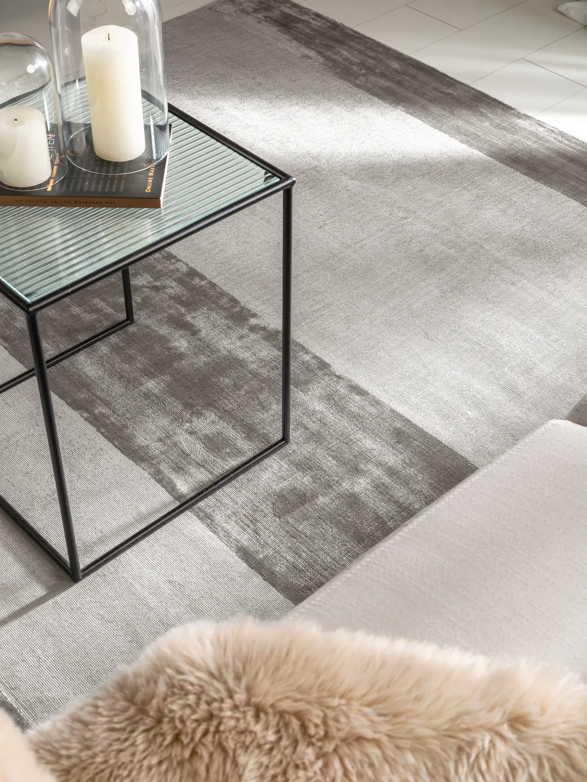 Vloerkleed Hudson van 100% Viscose in Grijs van benuta pure