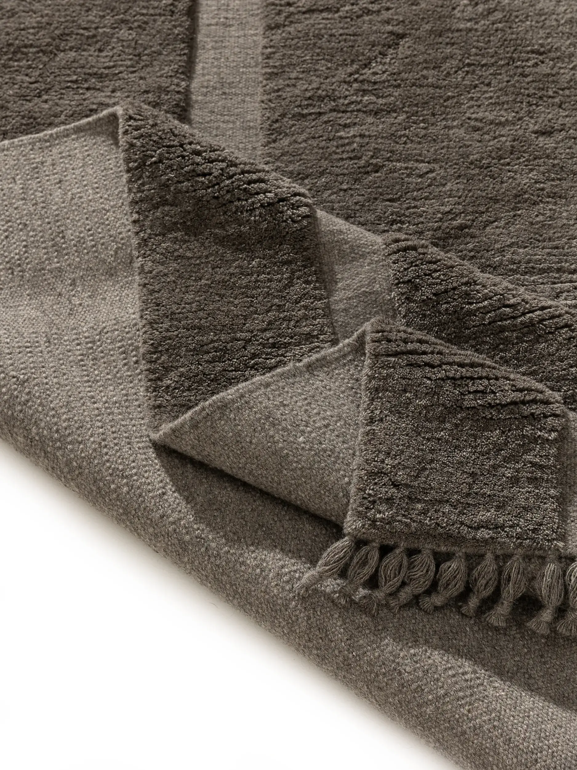 Rug made of 100% Wolle (aus Neuseeland) in Grau with a 100% Wolle (aus Neuseeland) high pile by benuta Finest