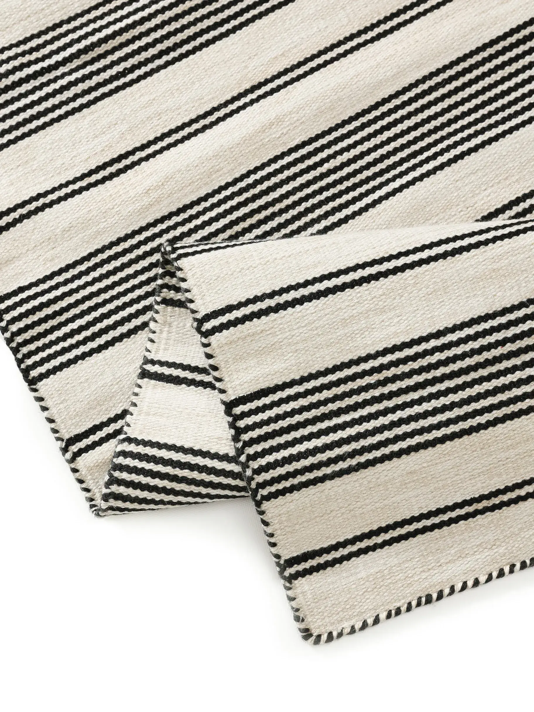 Matto 100% Polyester (recyceltes PET)a värissä Schwarz 100% Polyester (recyceltes PET) korkealla nukalla merkiltä benuta Nest
