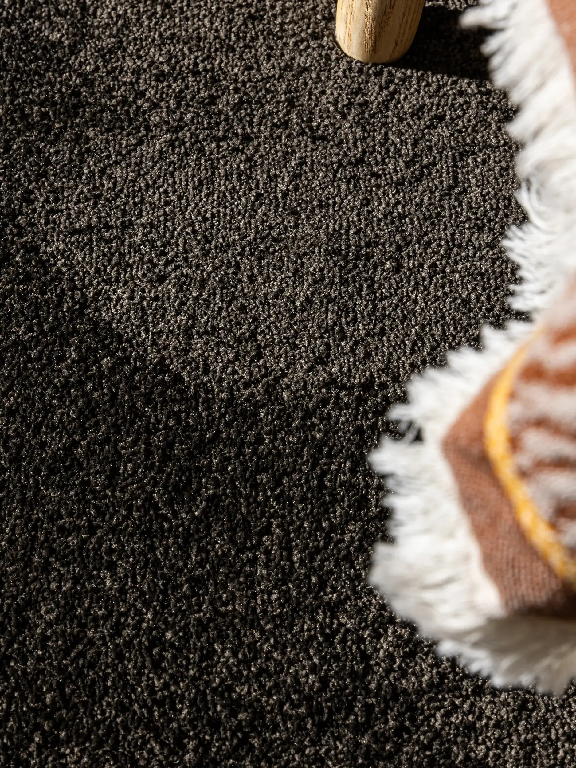 Tapijt van 100% Polyester (30% gerecycled) in Grijs met een 100% Polyester (30% gerecycled) hoge pool van benuta nest