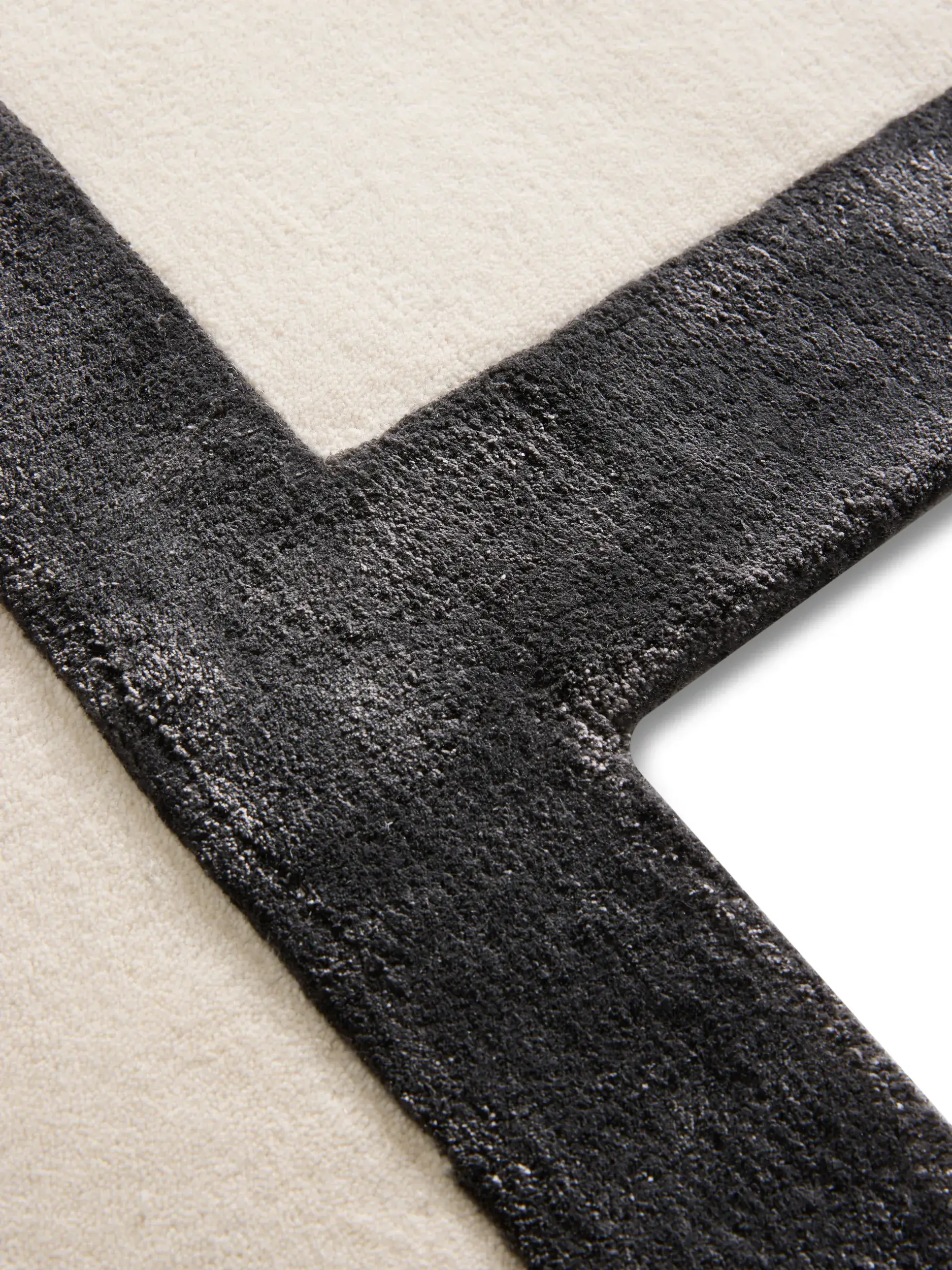 Rug made of 80% Wool, 20% Lyocell (Tencel™) in Black/White with a 80% Wool, 20% Lyocell (Tencel™) high pile by benuta Finest