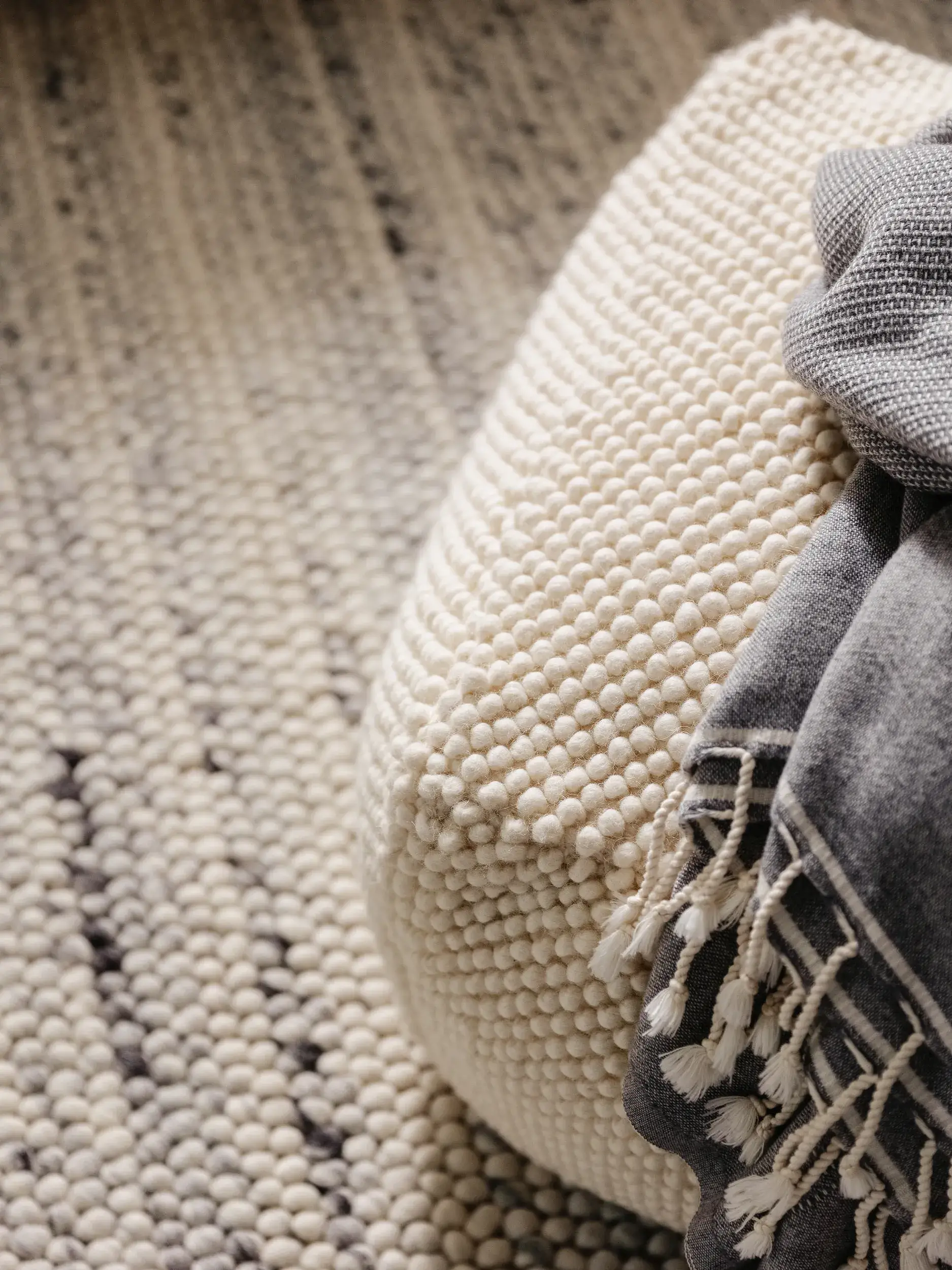 Handgjord ullpouf Beads Creme von benuta pure