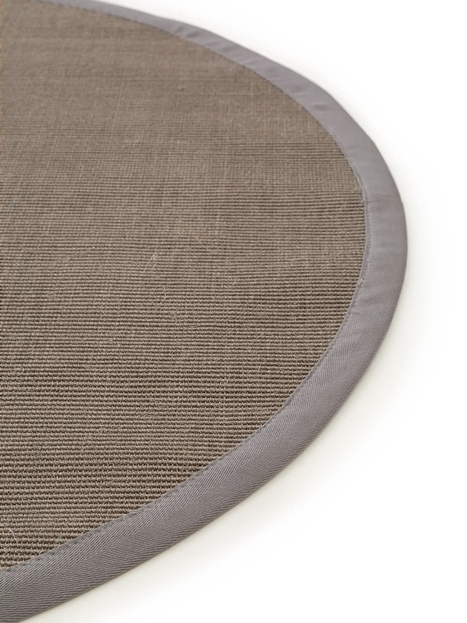 Teppich aus 100% Sisal in Grau mit 100% Sisal hohem Flor von benuta Nest