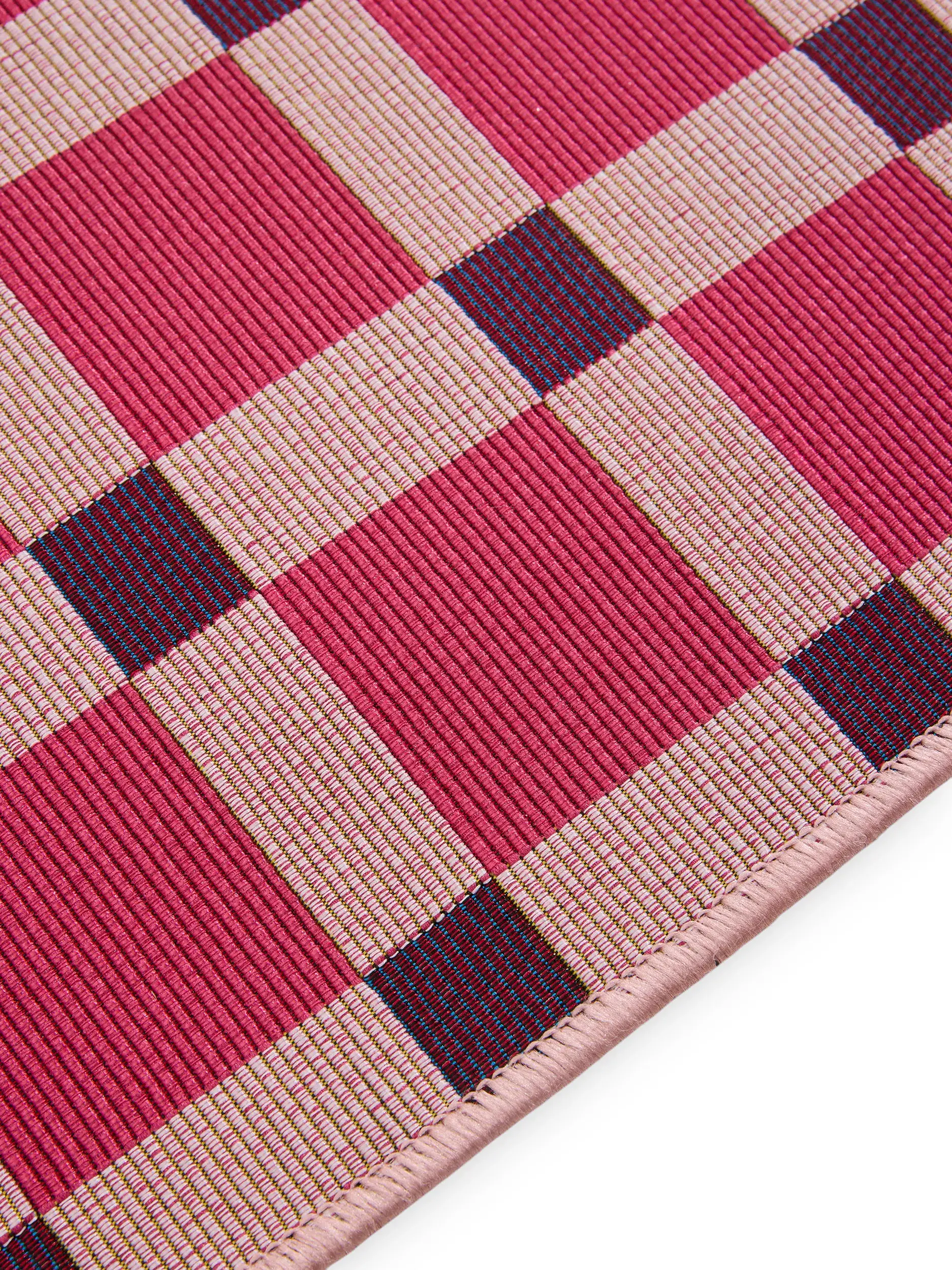 Teppich aus 76% Polypropylen, 23% Polyester, 1% Latex in Rosa mit 76% Polypropylen, 23% Polyester, 1% Latex hohem Flor von benuta Pop