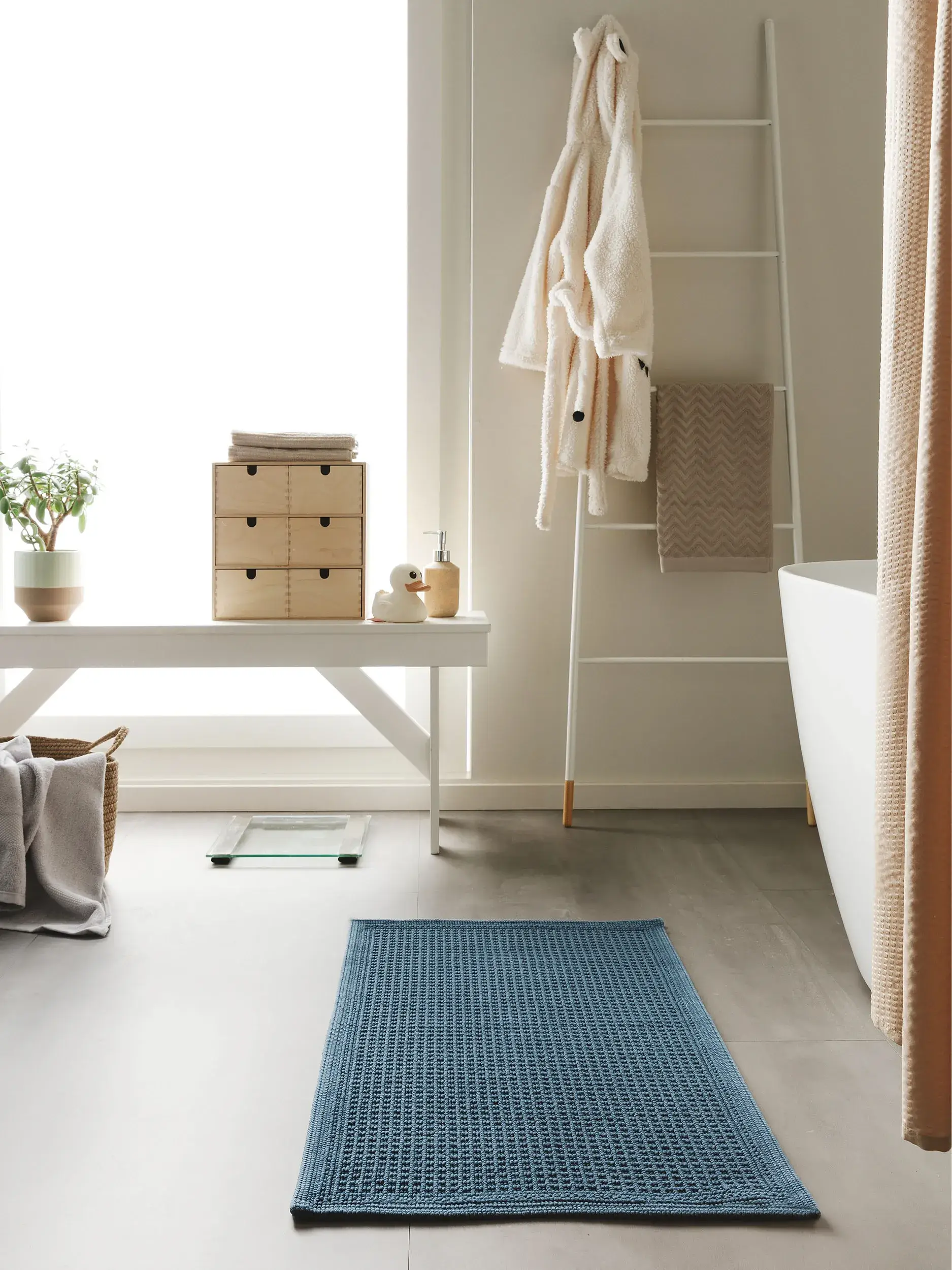 Tappeto da bagno Jojo Blu scuro in Tintaunita-ontwerp van 100% Cotone door benuta nest