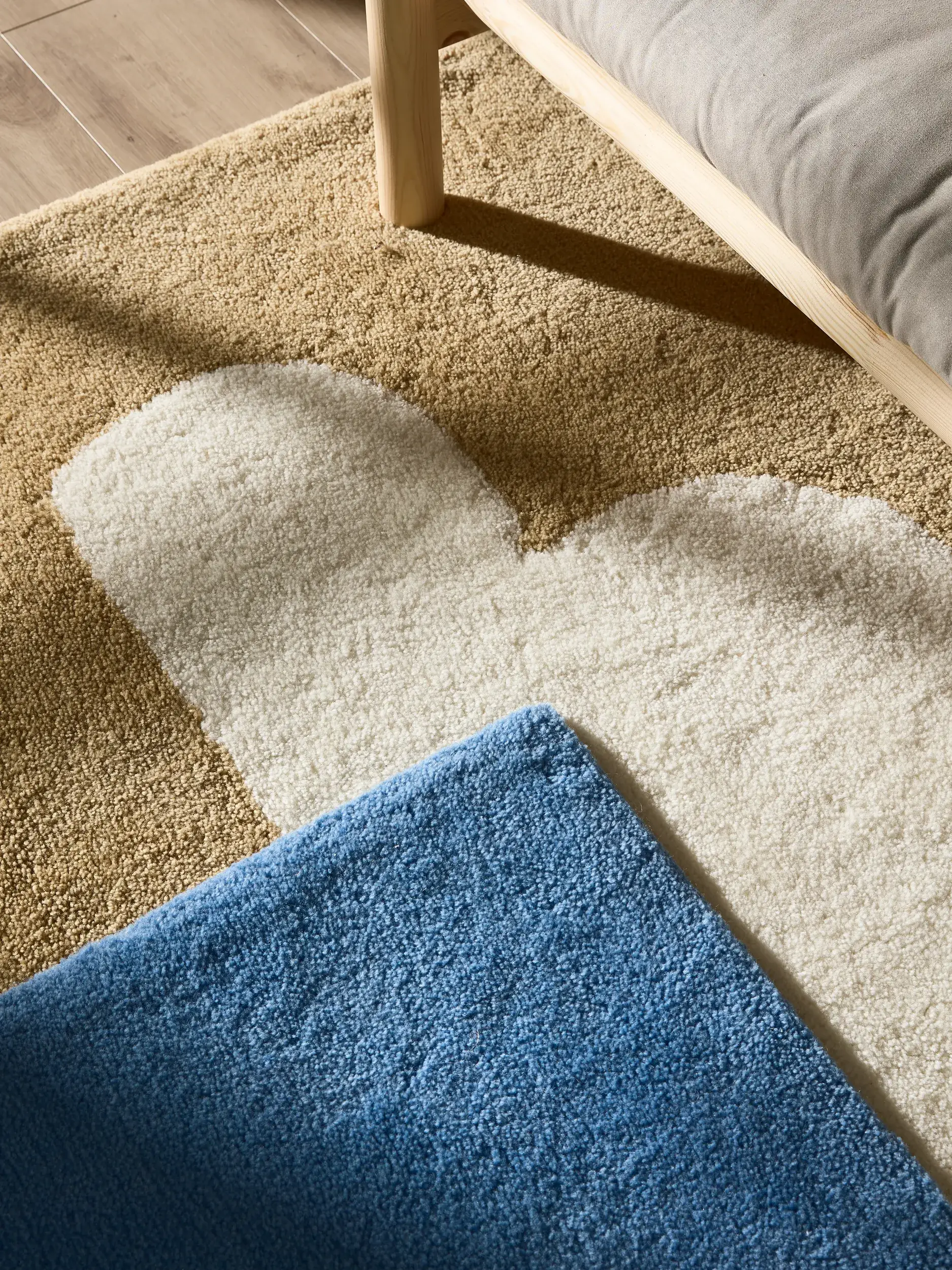 Teppich aus 100% Wolle (aus Neuseeland) in Beige mit 100% Wolle (aus Neuseeland) hohem Flor von Lytte