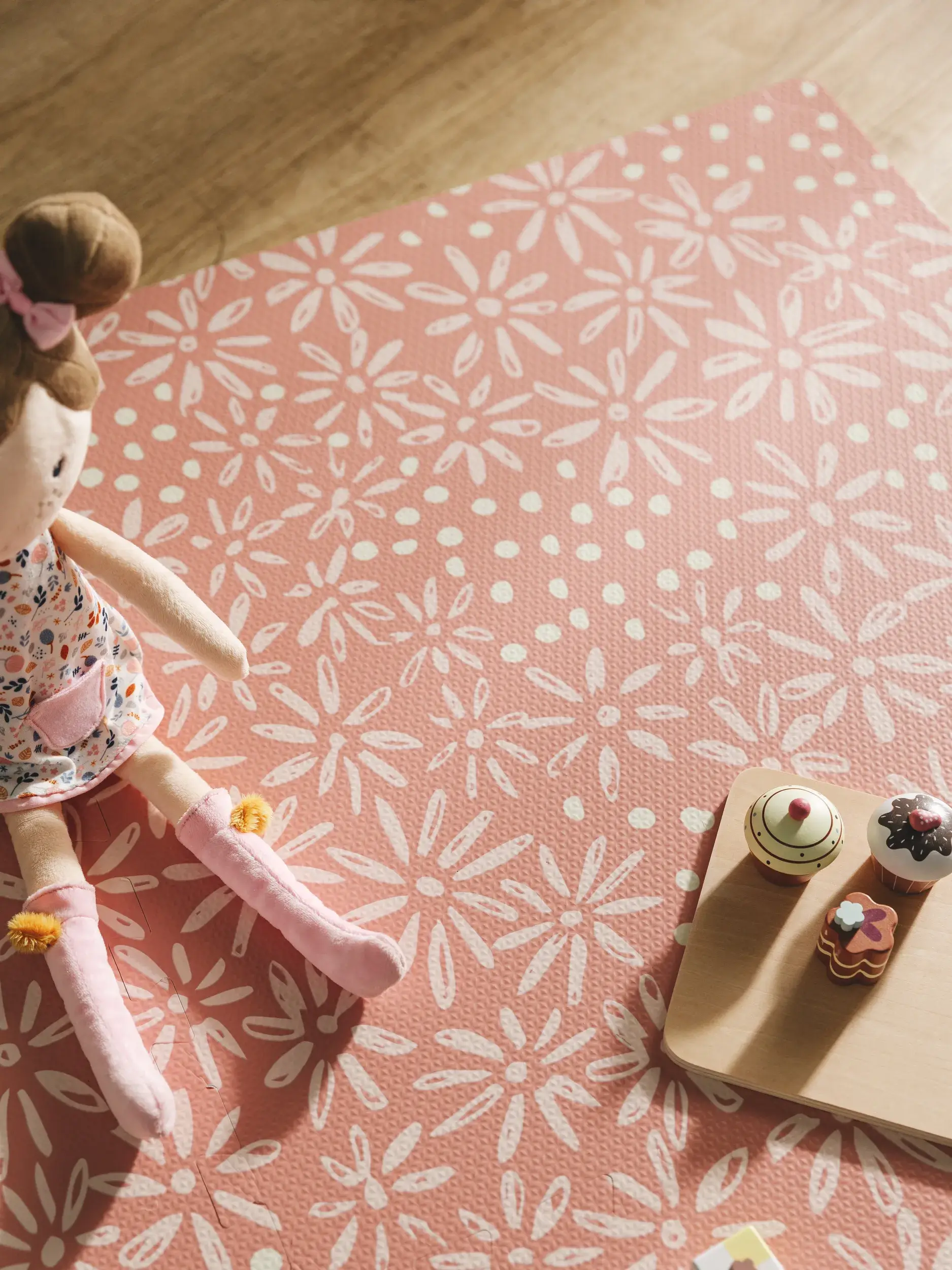 Tappeto da gioco Daisy Rosa in Floreale-ontwerp van 100% Schiuma EVA door Lytte
