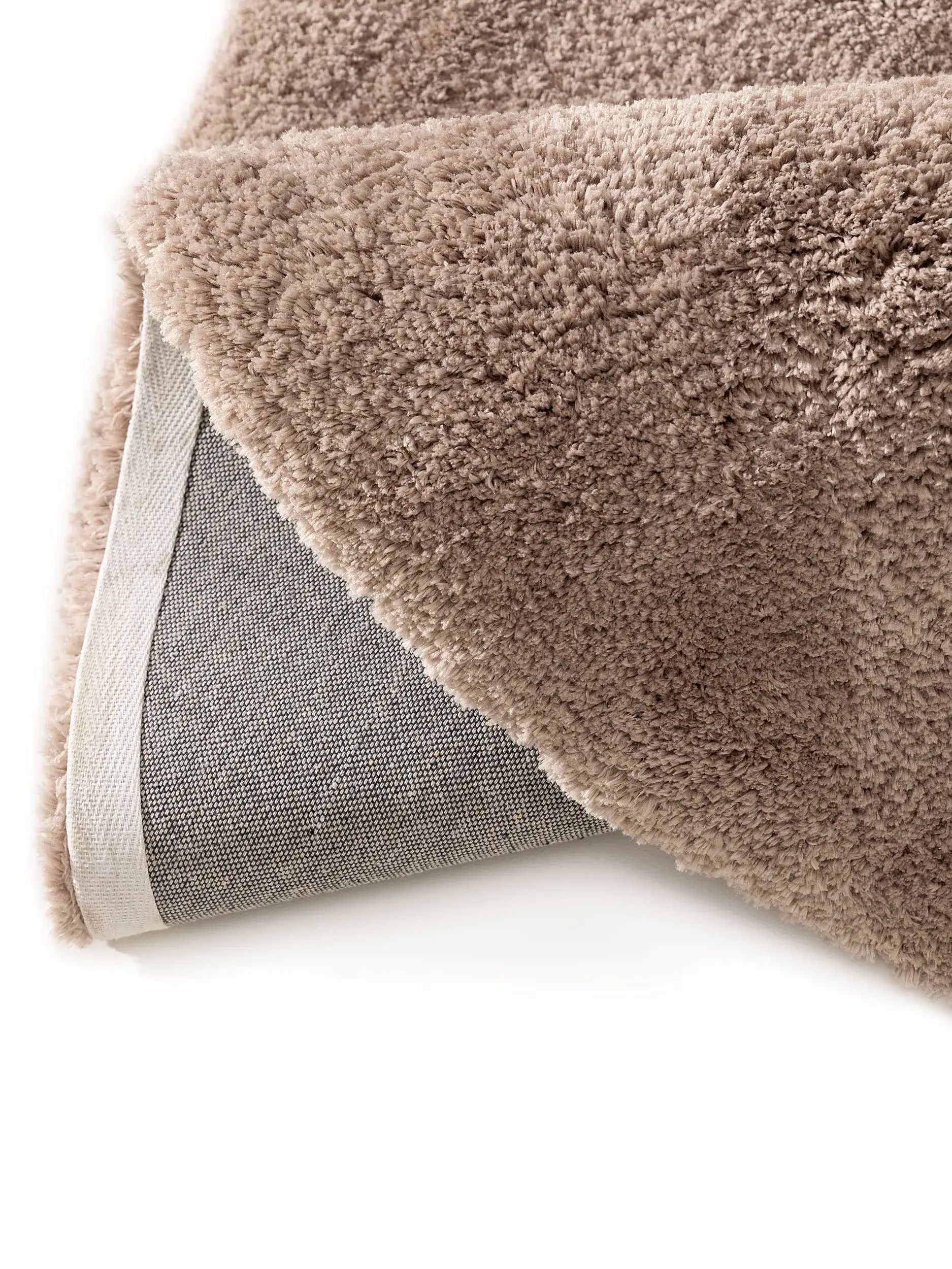 Teppich aus 100% Polyester in Taupe mit 100% Polyester hohem Flor von benuta Nest