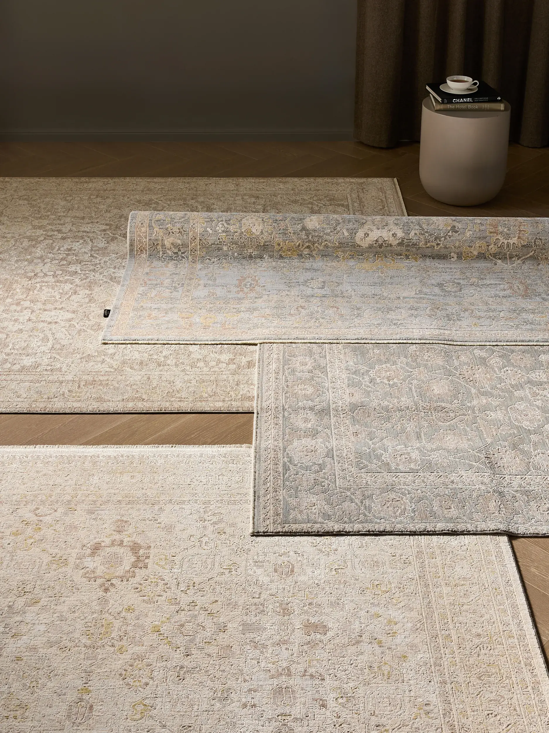 Teppich Aria aus 90% Polyester, 10% Viskose in Grau von benuta Finest