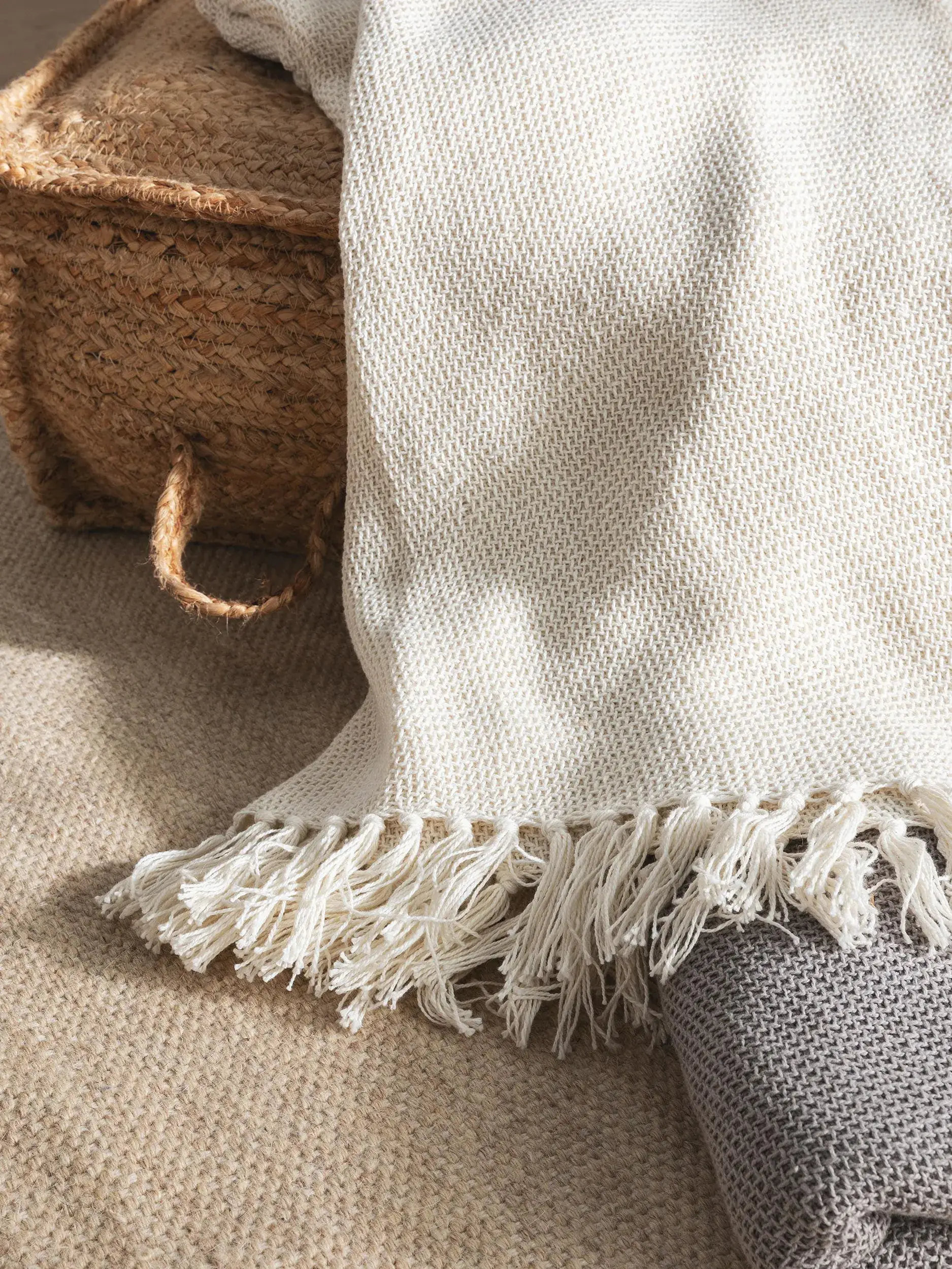 Baumwolldecke Ezra Ivory im Design Einfarbig aus 100% Cotton von benuta Nest