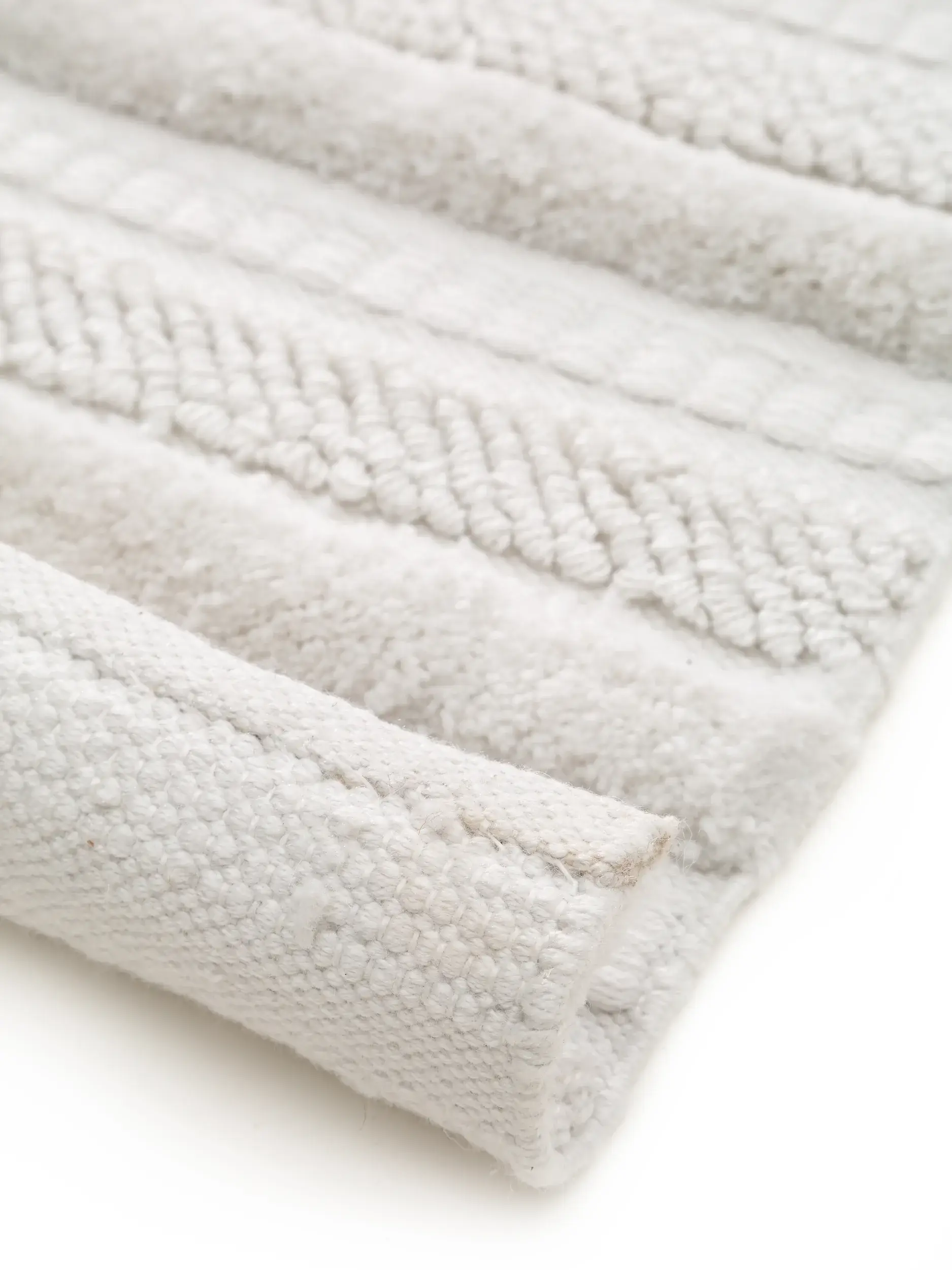 Matta av 100% Polyester (återvunnen PET) i Vit med 100% Polyester (återvunnen PET) hög lugg från benuta pure