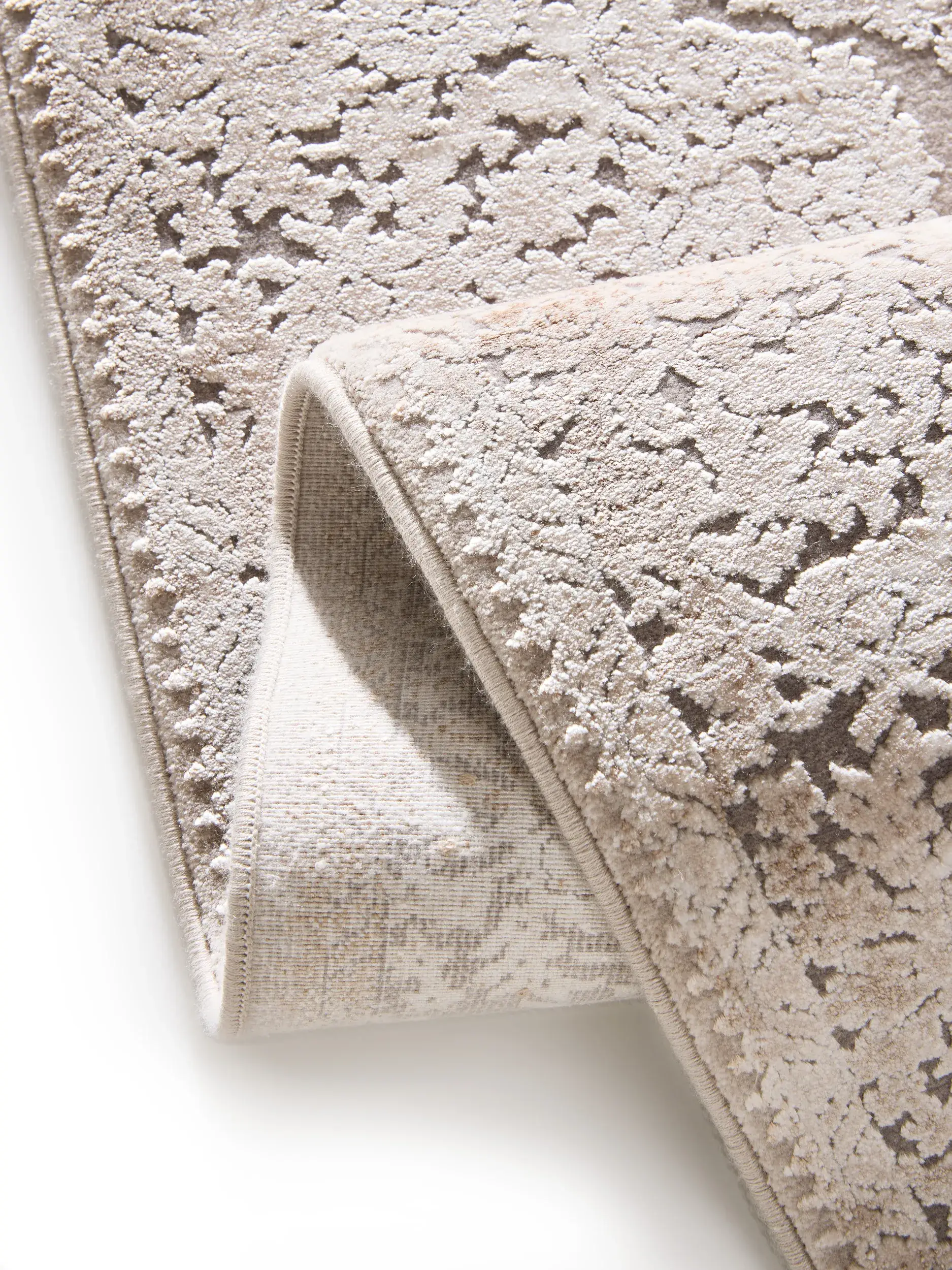 Teppich aus 89% Viskose, 11% Polyacryl in Beige mit 89% Viskose, 11% Polyacryl hohem Flor von benuta Finest