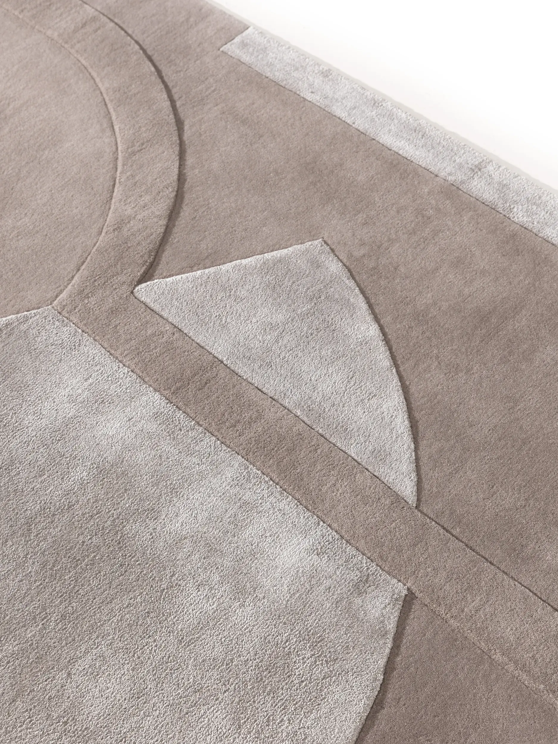 Teppich aus 75% Wolle, 25% Lyocell (Tencel™) in Taupe mit 75% Wolle, 25% Lyocell (Tencel™) hohem Flor von benuta Finest