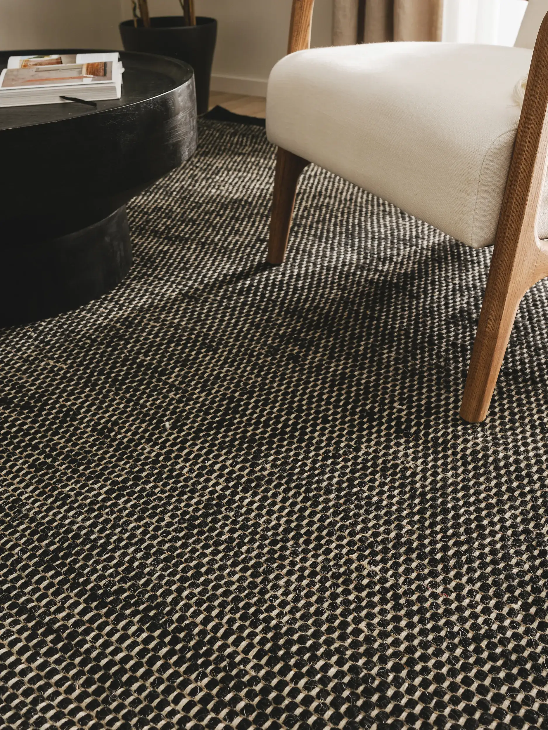 Teppich aus 80% Wolle, 20% Baumwolle in Schwarz/Weiß mit 80% Wolle, 20% Baumwolle hohem Flor von benuta Pure