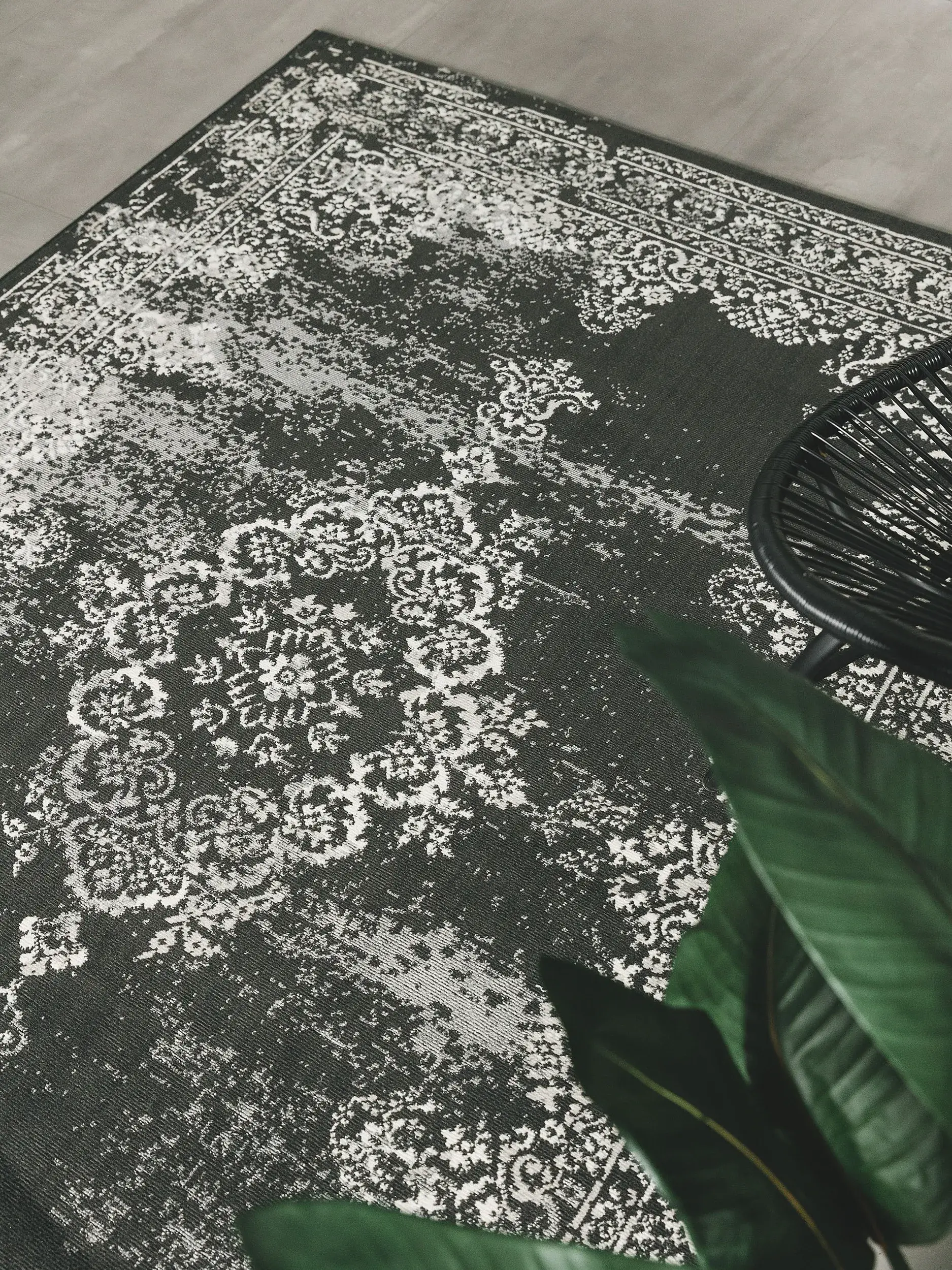 Rug Antique made of 100% Polypropylen in Black/White by benuta Nest