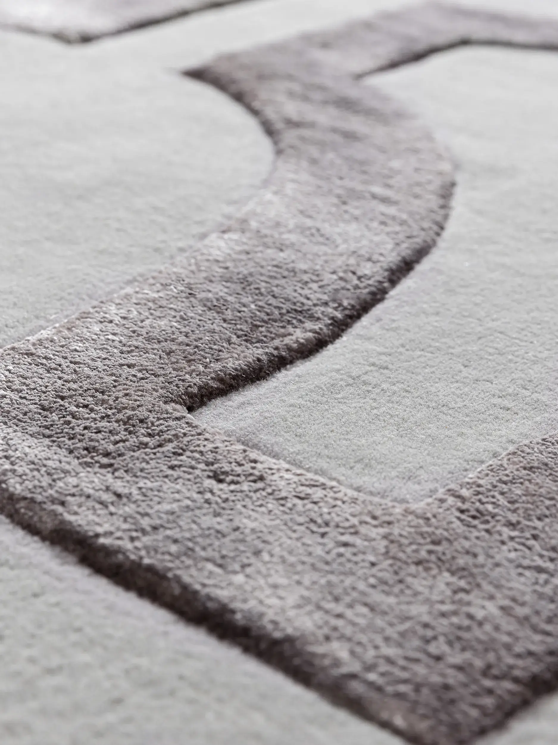 Teppich aus 65% Wolle, 35% Lyocell (Tencel™) in Grau mit 65% Wolle, 35% Lyocell (Tencel™) hohem Flor von benuta Finest