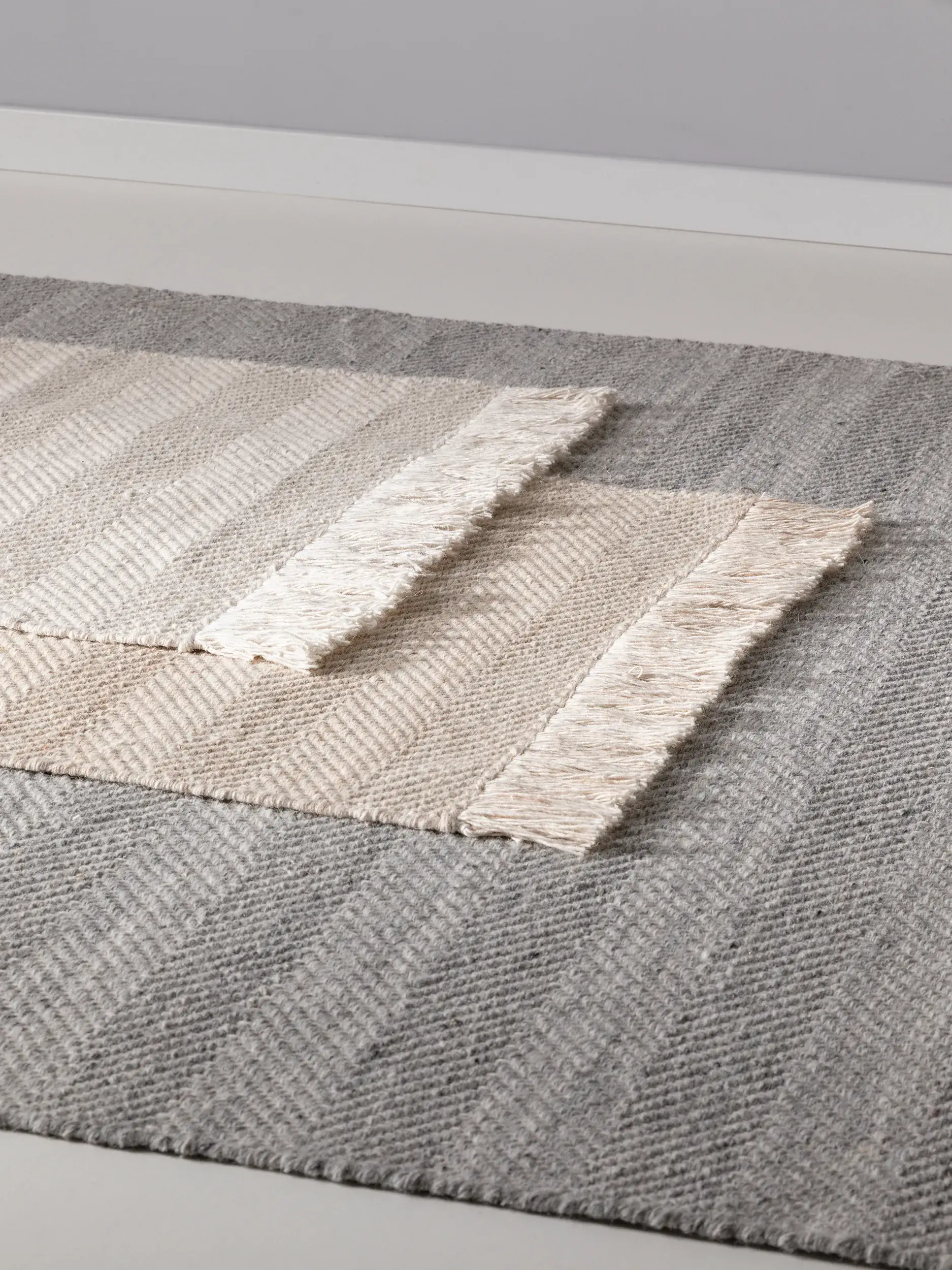 Teppich aus 60% Wolle, 20% Baumwolle, 20% Polyester in Grau mit 60% Wolle, 20% Baumwolle, 20% Polyester hohem Flor von benuta Pure