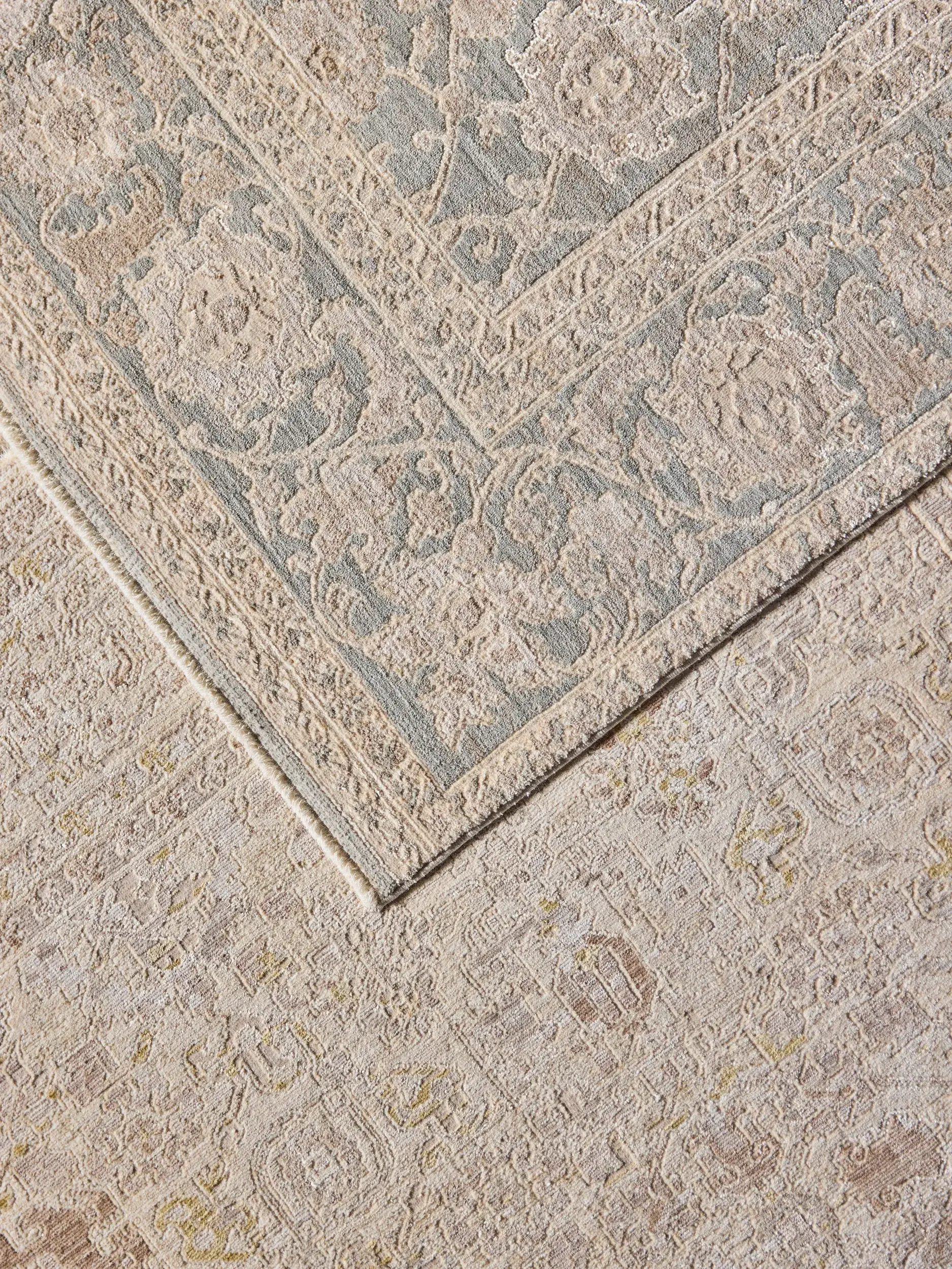 Teppich Aria aus 90% Polyester, 10% Viskose in Beige von benuta Finest