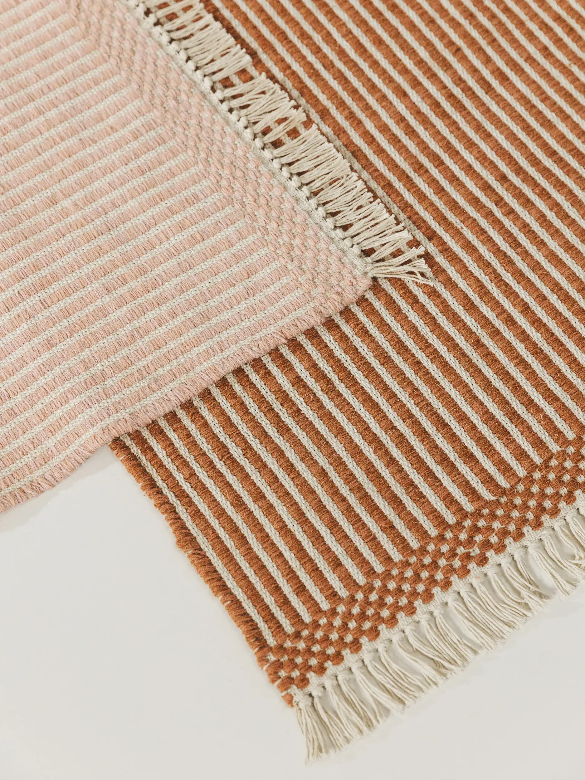 Teppich aus 70% Baumwolle, 30% Wolle in Braun mit 70% Baumwolle, 30% Wolle hohem Flor von Lytte