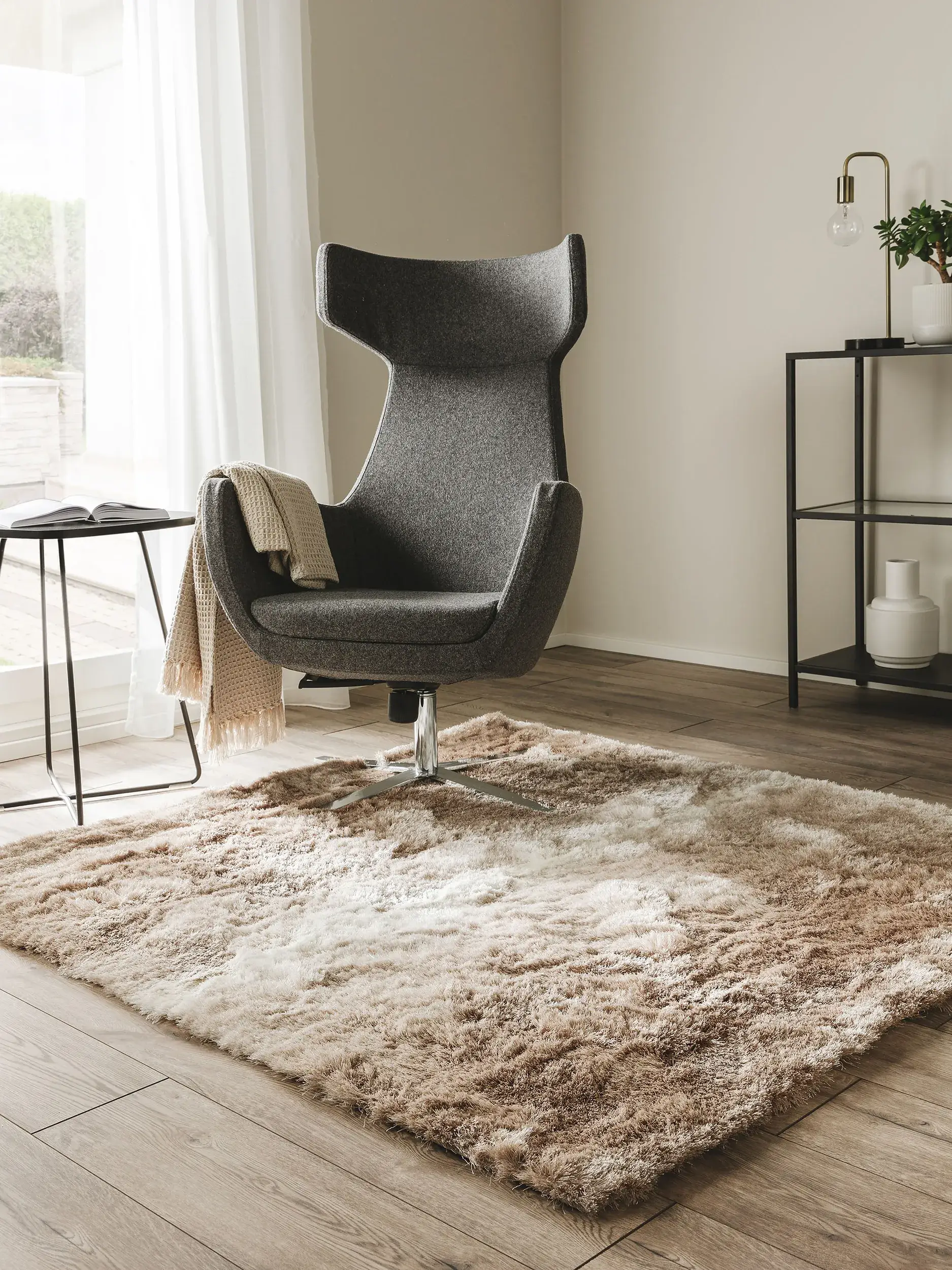 Teppich aus 100% Polyester in Beige mit 100% Polyester hohem Flor von benuta Nest