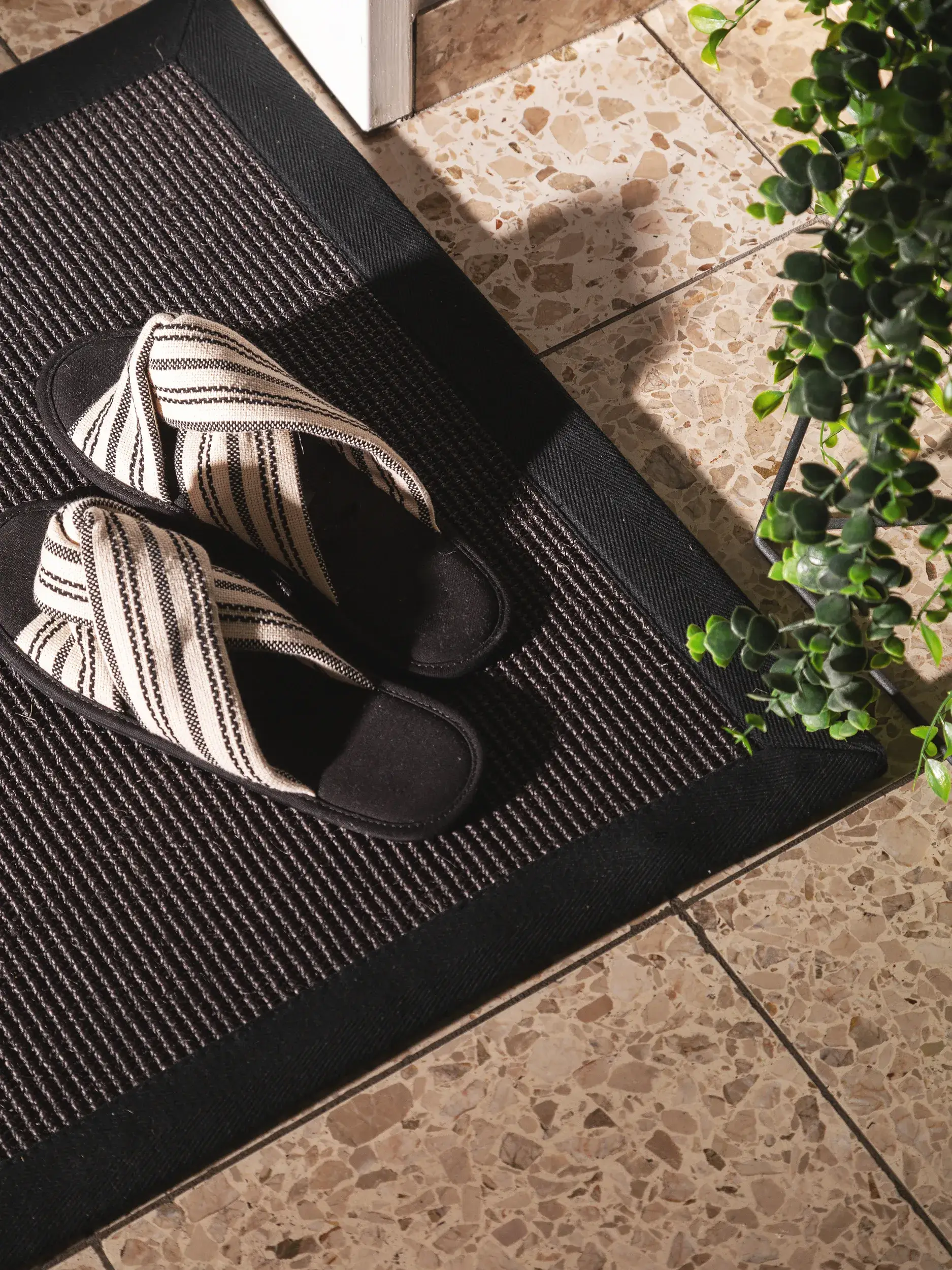 Fußmatte Sana Schwarz im Design Bordüre aus 100% Sisal von benuta Nest