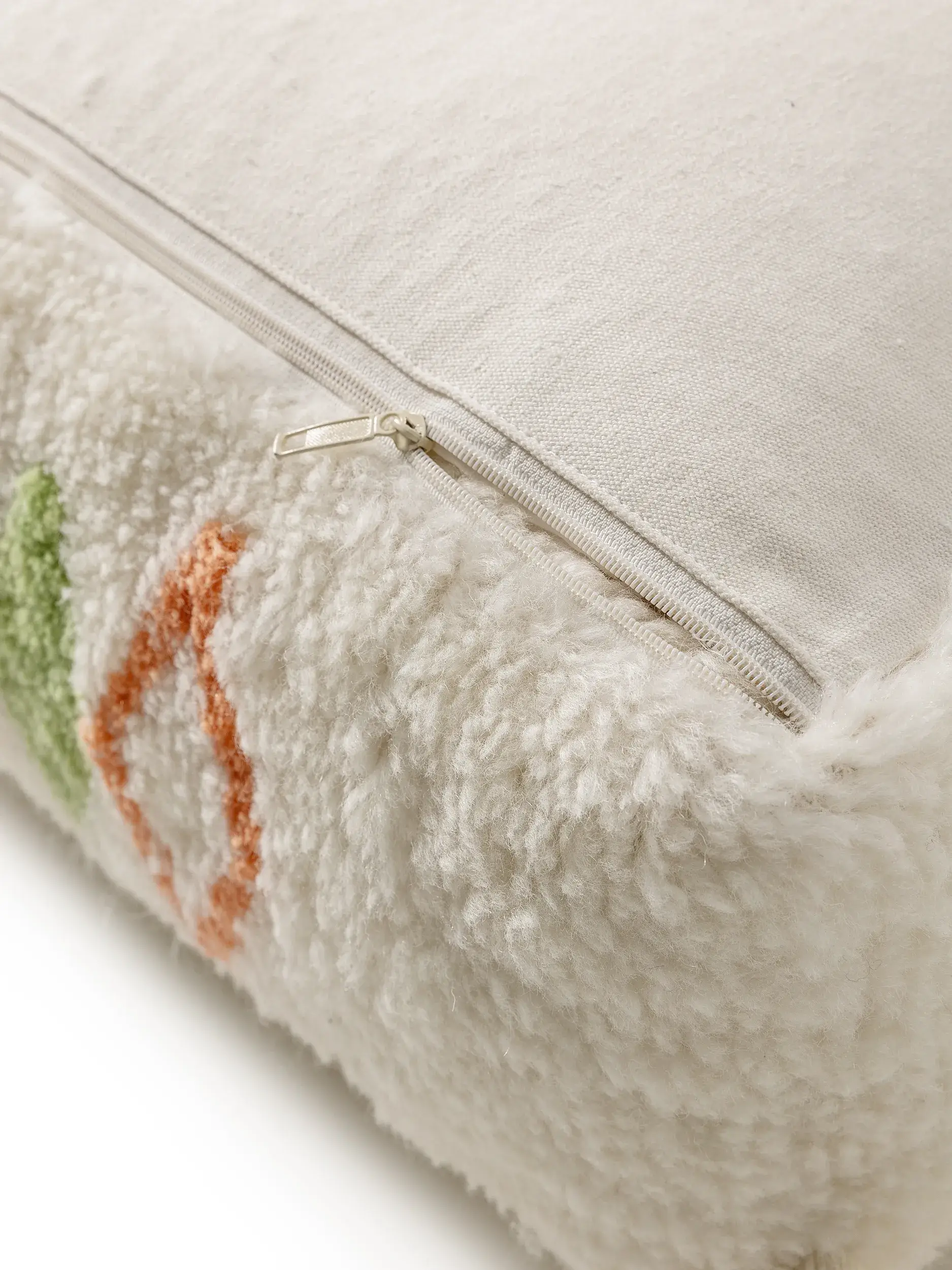 Handgefertigter Woll-Pouf Malika Multicolor i Orientalisch-design laget av 100 % ull fra Lytte