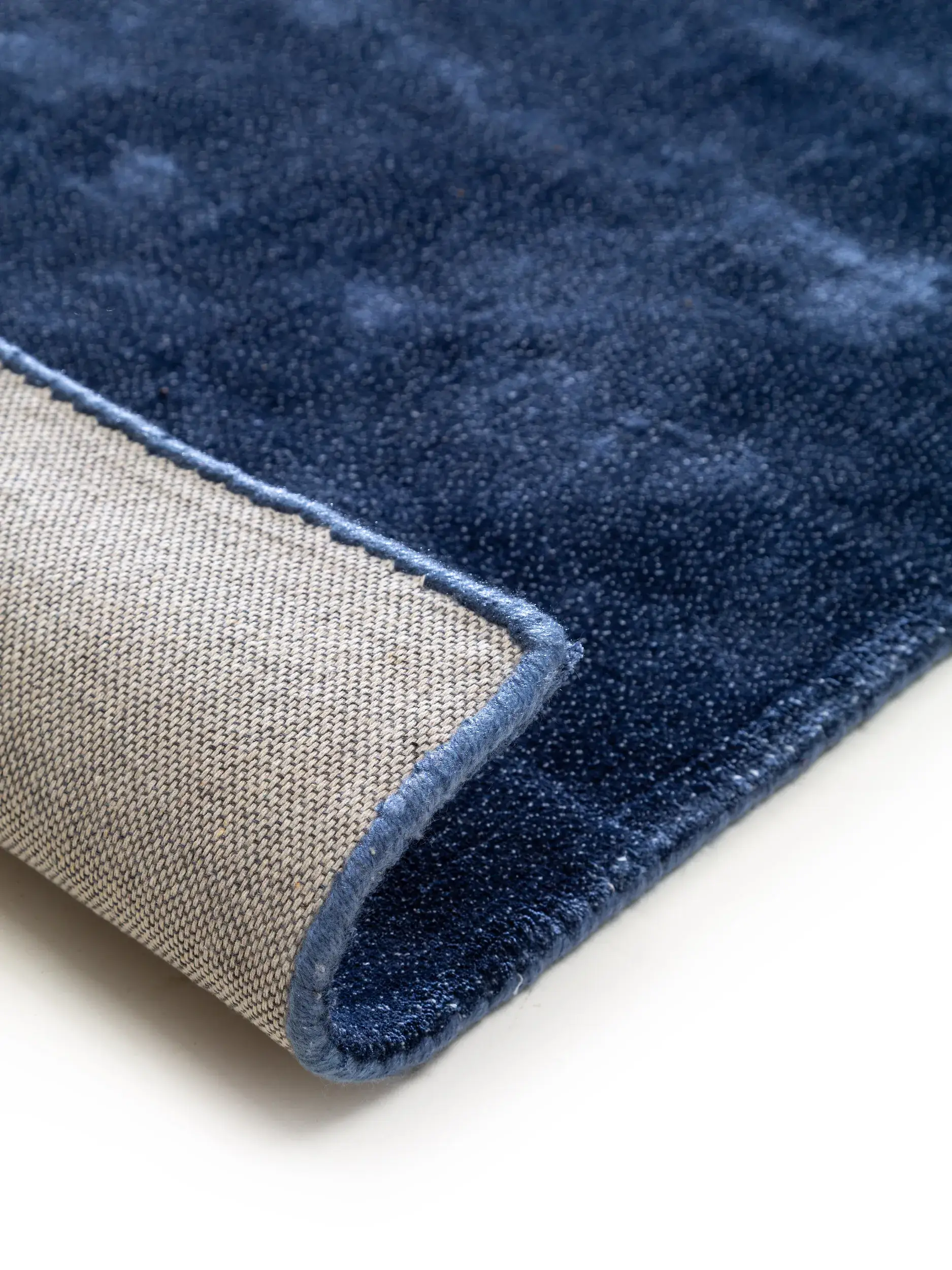 Alfombra Milian de 97% Viscosa, 3% Poliéster en Azul de benuta Finest