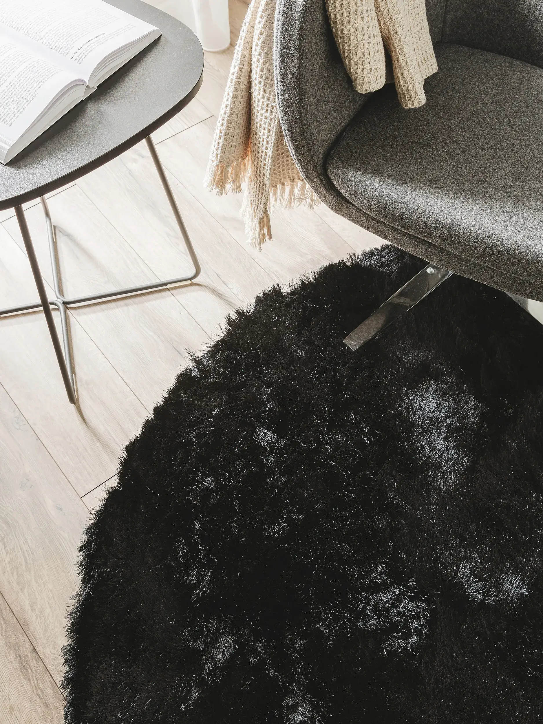 Teppich aus 100% Polyester in Schwarz mit 100% Polyester hohem Flor von benuta Nest