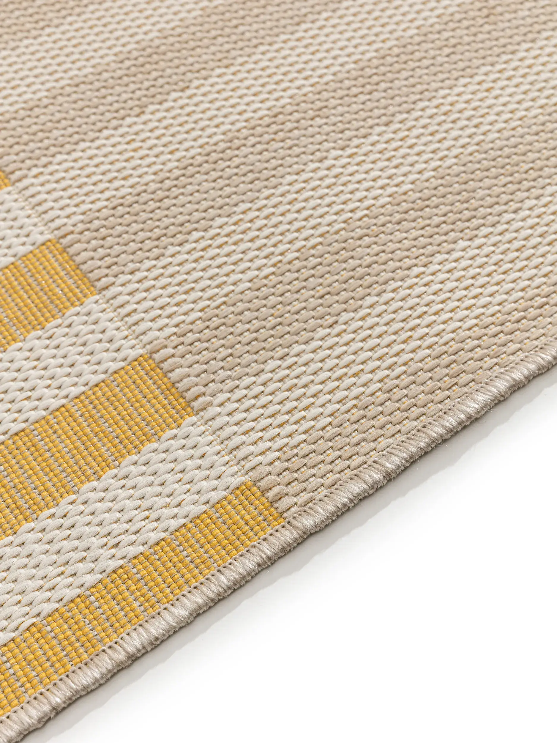 Tapis en 100 % Polyester (PET recyclé) en Jaune avec une pile de 100 % Polyester (PET recyclé) de hauteur de benuta nest