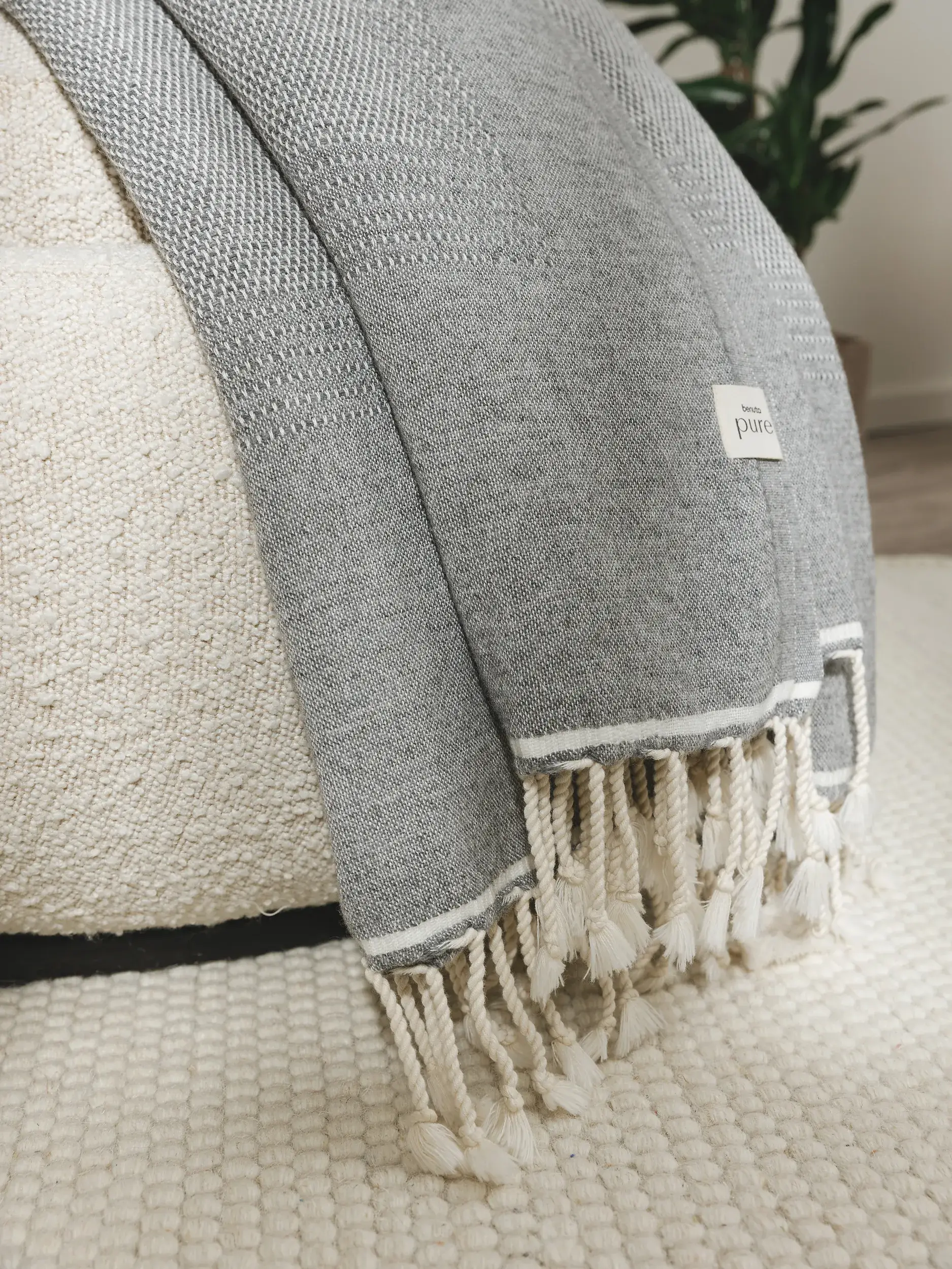 Decke Olivia Grau im Design  aus  von benuta Pure