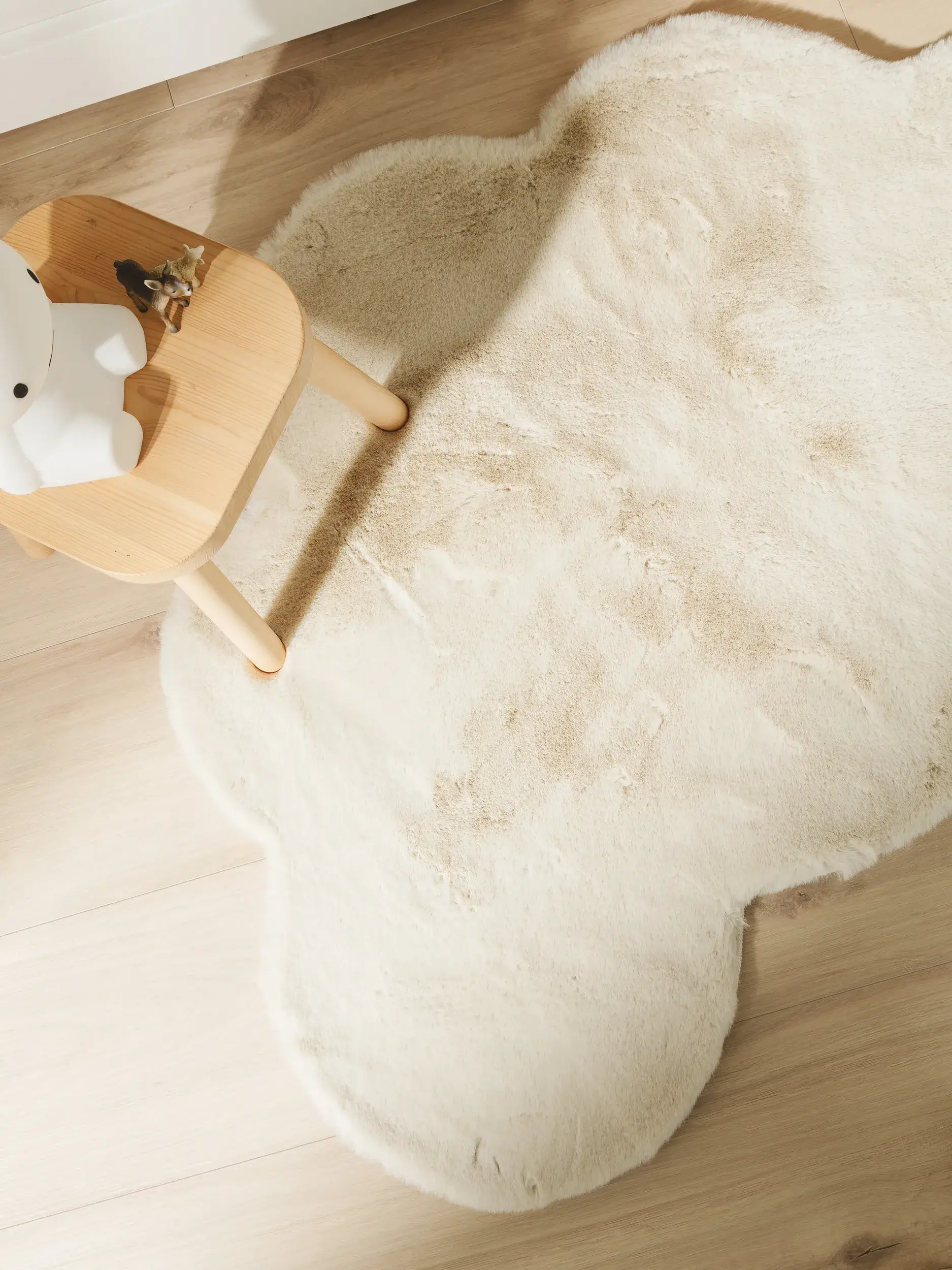 Matto 100% Polyestera värissä Beige 100% Polyester korkealla nukalla merkiltä Lytte