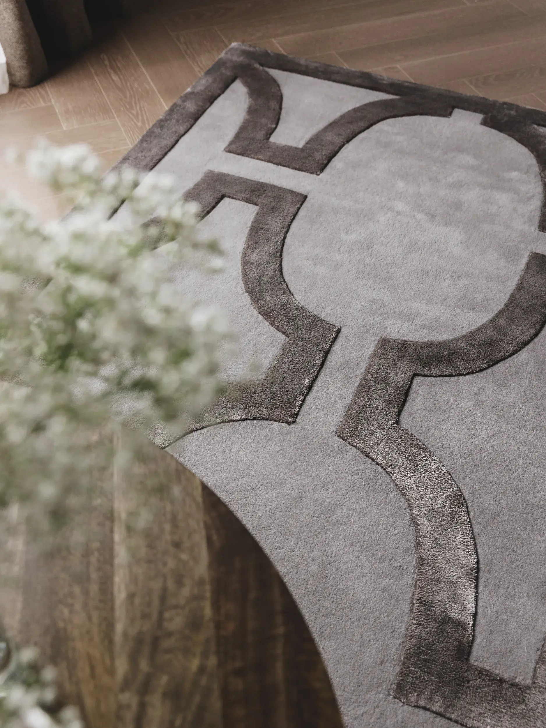 Teppich aus 65% Wolle, 35% Lyocell (Tencel™) in Grau mit 65% Wolle, 35% Lyocell (Tencel™) hohem Flor von benuta Finest