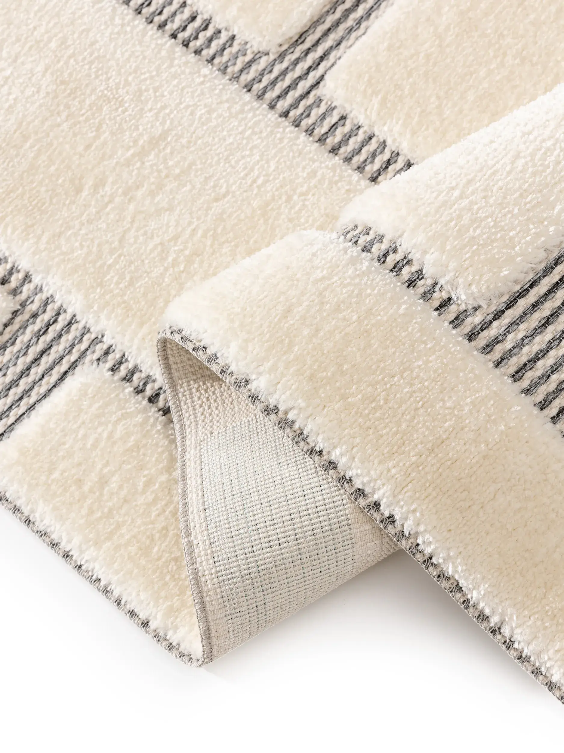 Matto 63% Polyester, 37% Polypropylena värissä Weiß 63% Polyester, 37% Polypropylen korkealla nukalla merkiltä benuta Basic