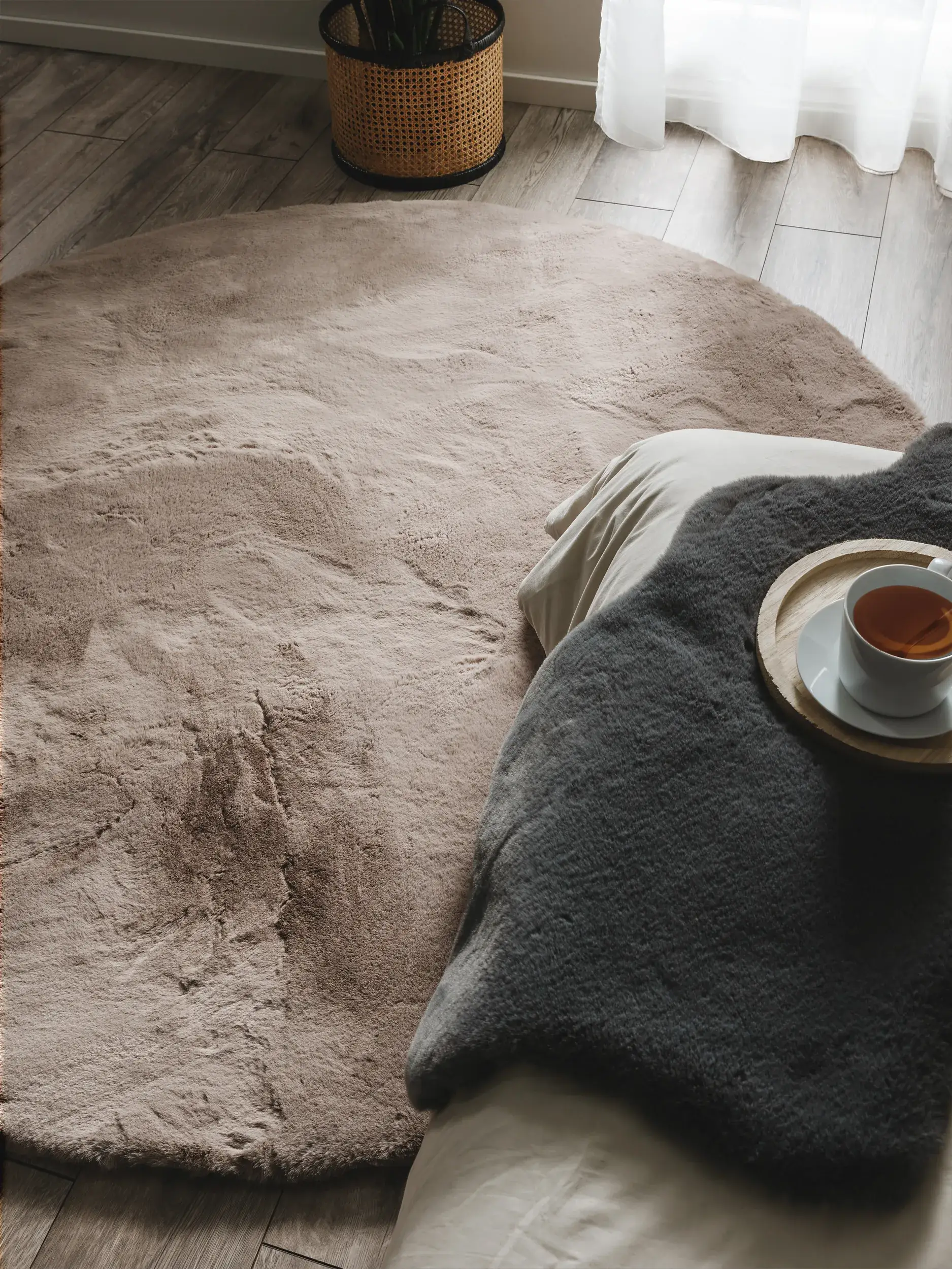 Teppich aus 100% Polyester in Taupe mit 100% Polyester hohem Flor von benuta Nest
