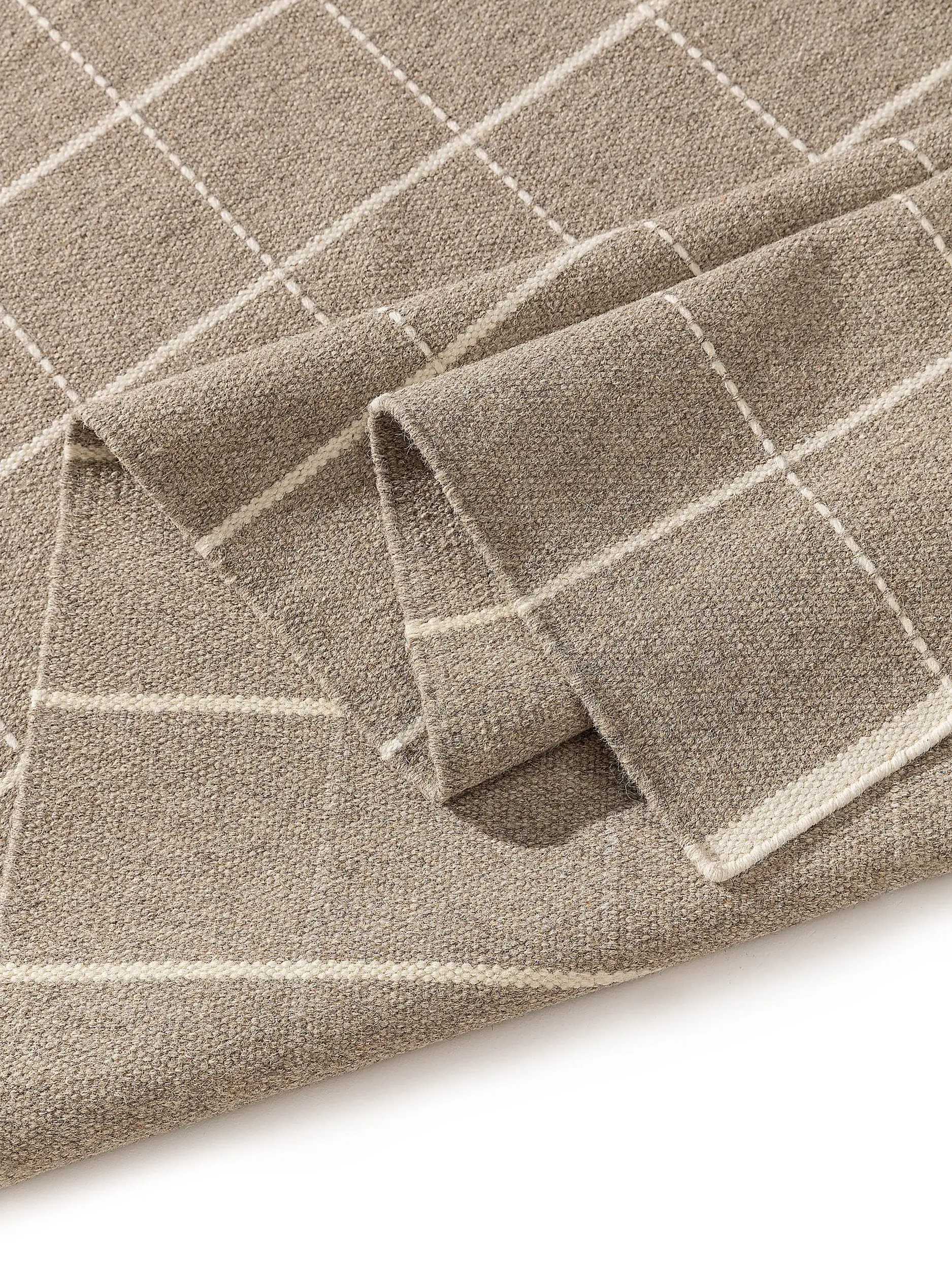 Matto 90% Wolle, 10% Baumwollea värissä Taupe 90% Wolle, 10% Baumwolle korkealla nukalla merkiltä benuta Pure