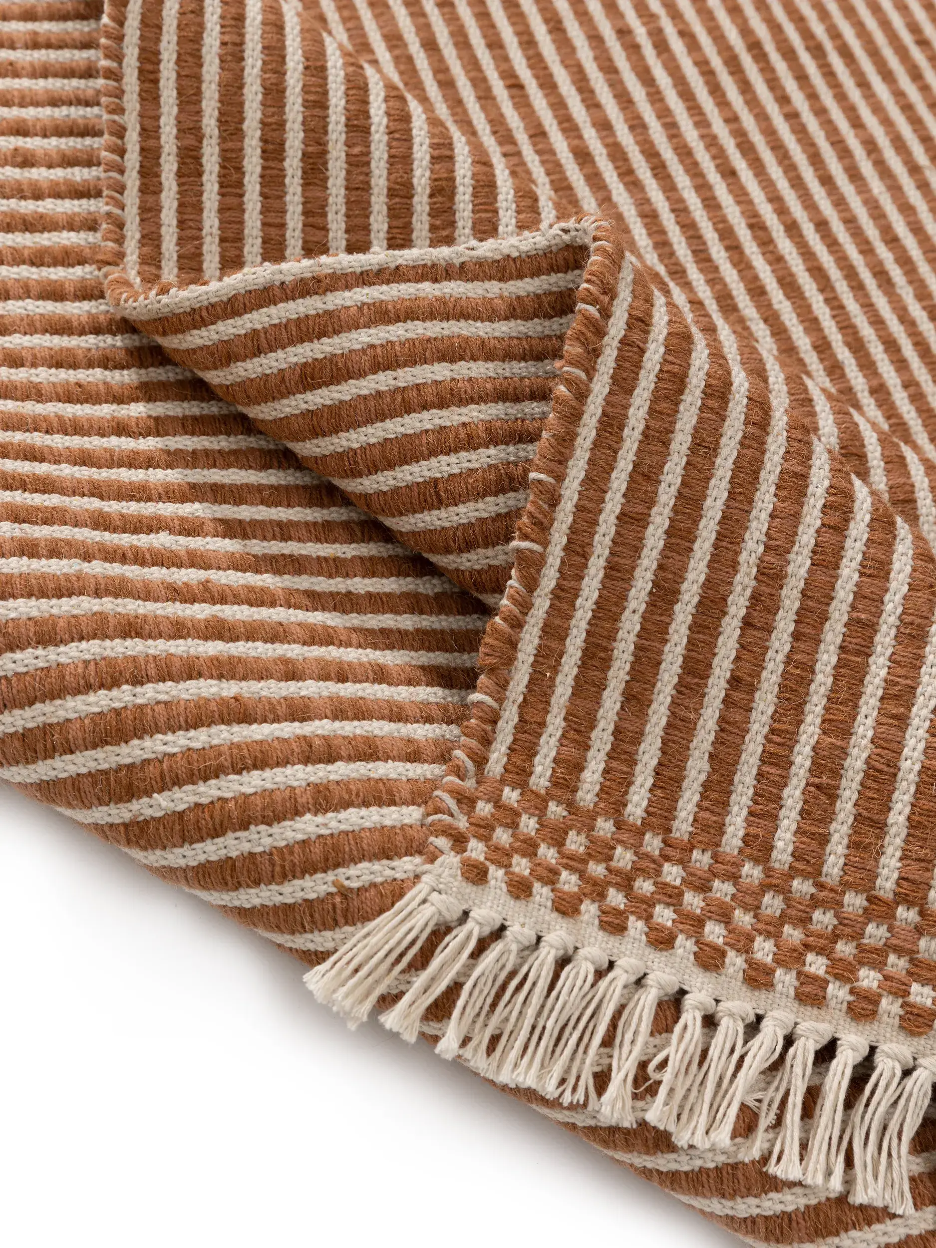 Teppich aus 70% Baumwolle, 30% Wolle in Braun mit 70% Baumwolle, 30% Wolle hohem Flor von Lytte