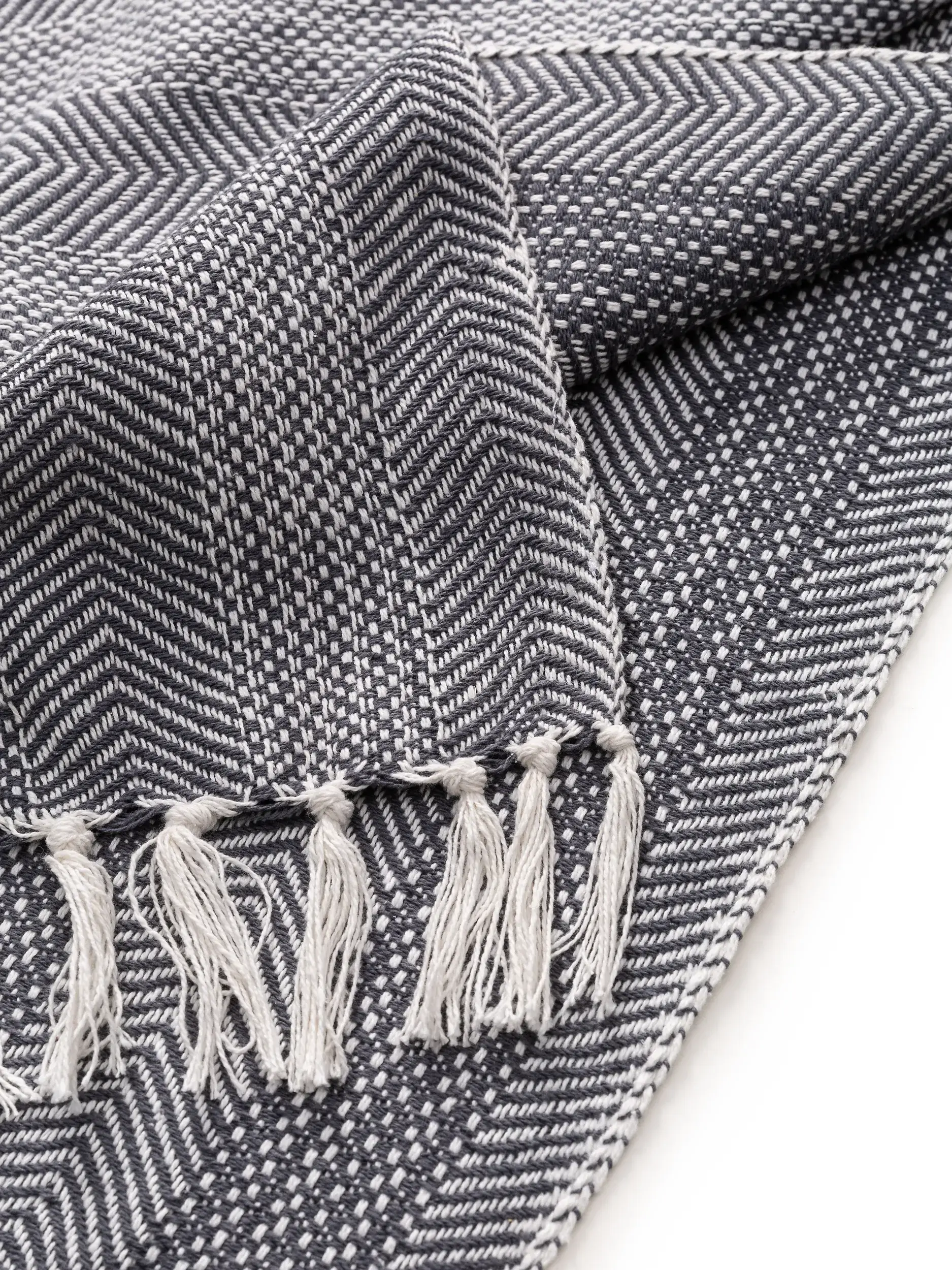 Baumwolldecke Alisea Anthrazit in Ornament design made of 100% Cotton by benuta Nest