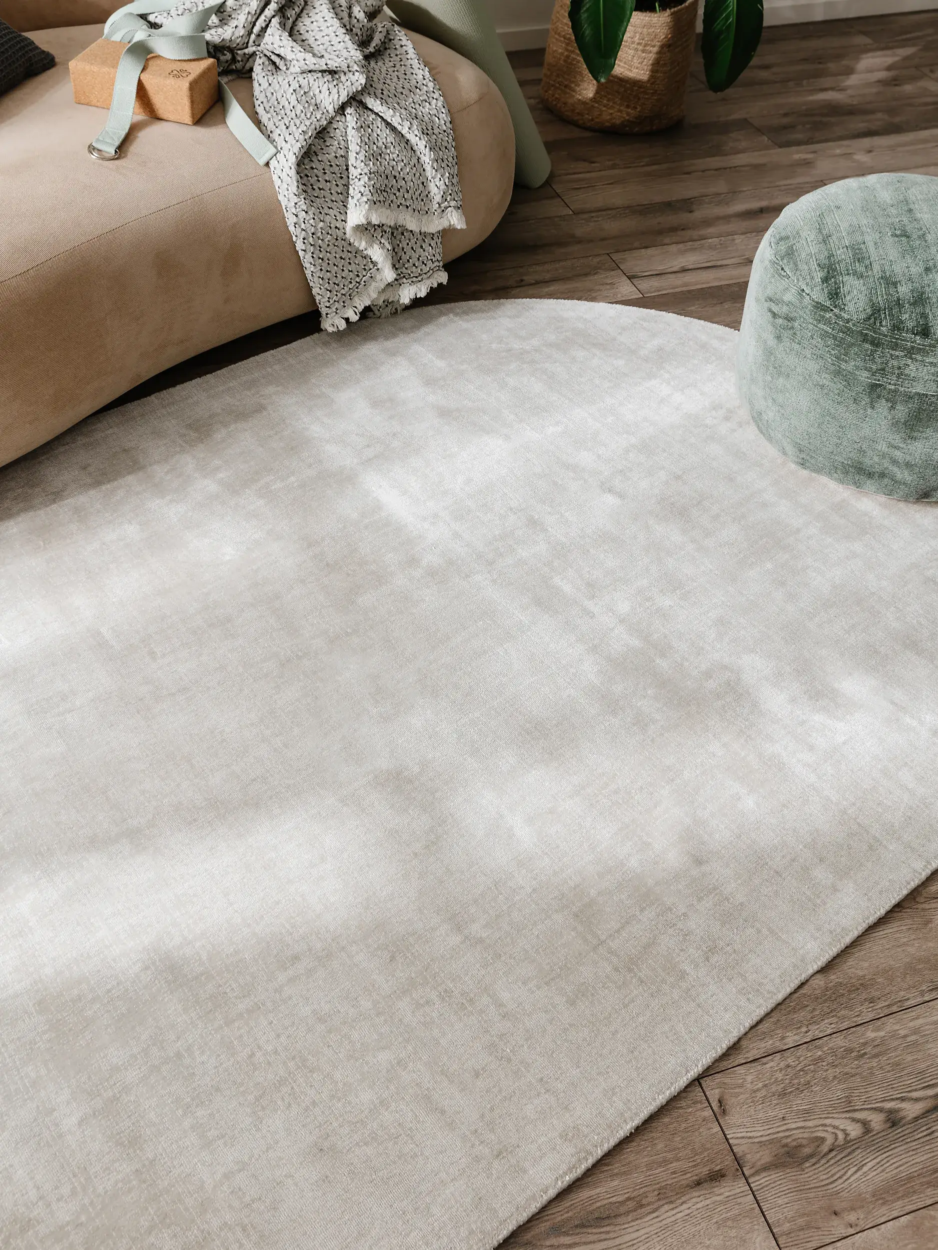 Teppich aus 100% Viskose in Grau mit 100% Viskose hohem Flor von benuta Pure