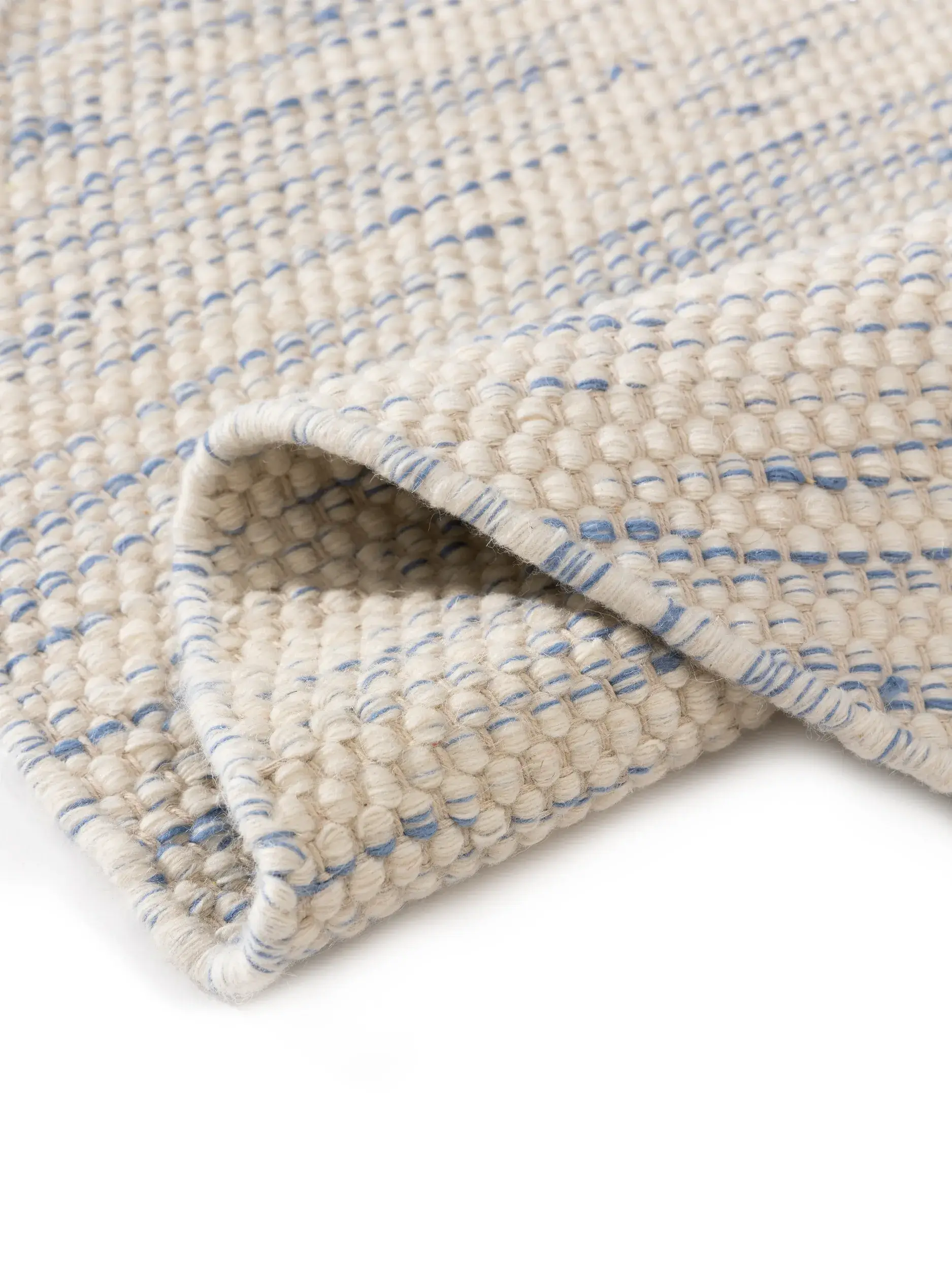 Teppich aus 100% Wolle (aus Neuseeland) in Blau mit 100% Wolle (aus Neuseeland) hohem Flor von Lytte