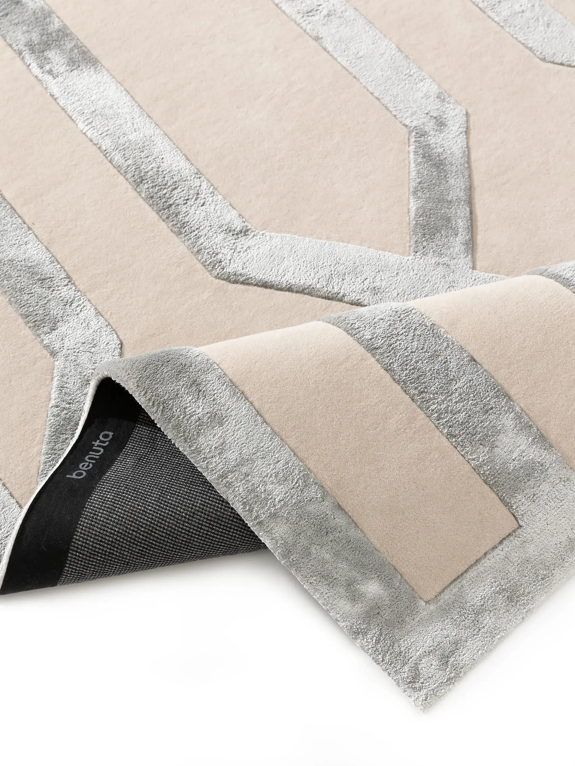 Tapijt van 60% Wol, 40% Lyocell (Tencel™) in Beige met een 60% Wol, 40% Lyocell (Tencel™) hoge pool van benuta Finest