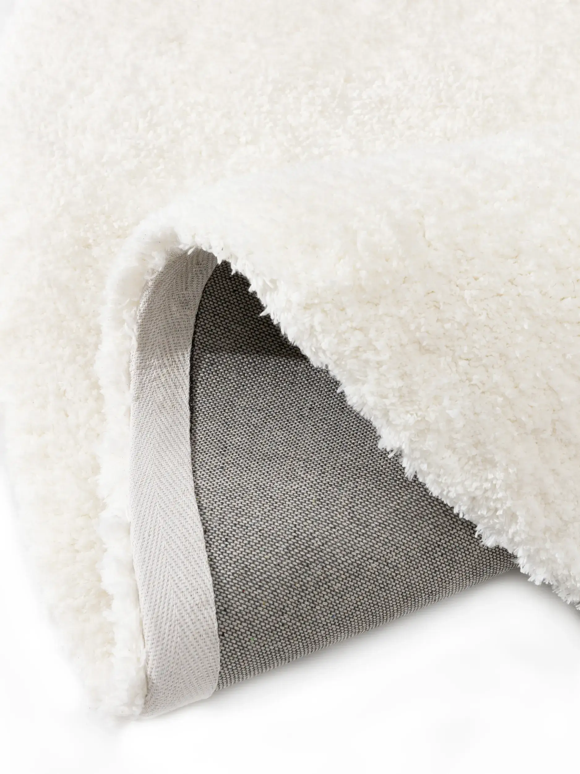 Teppich aus 100% Polyester in Weiß mit 100% Polyester hohem Flor von benuta Nest