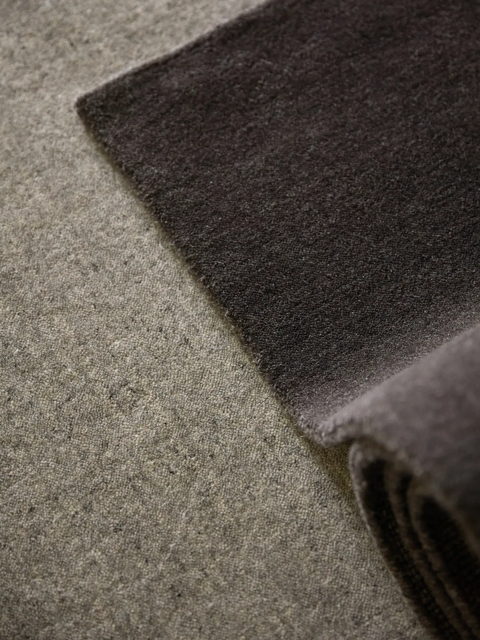 Teppich aus 100% Wolle in Grau mit 100% Wolle hohem Flor von benuta Pure