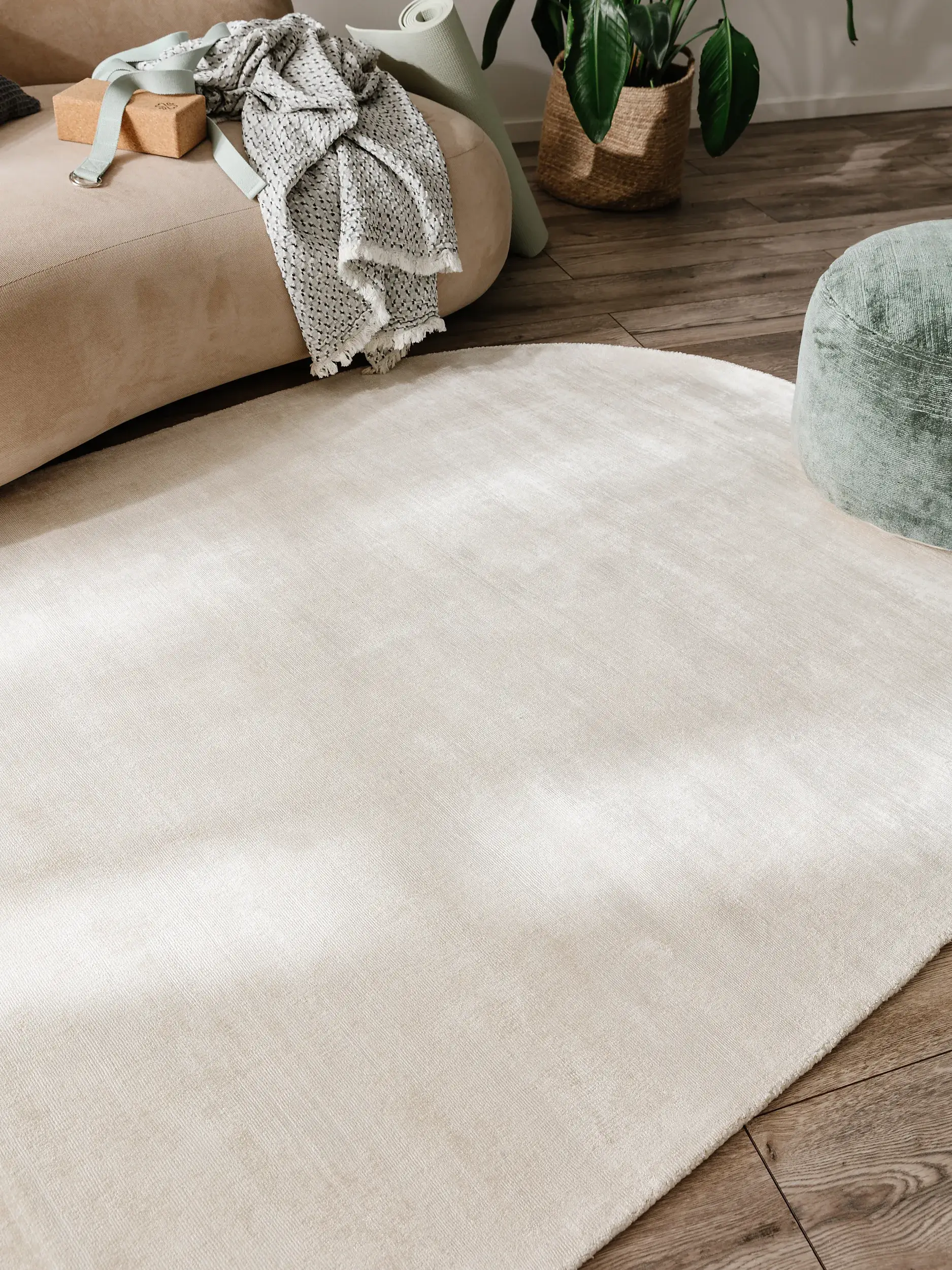 Teppich aus 100% Viskose in Beige mit 100% Viskose hohem Flor von benuta Pure