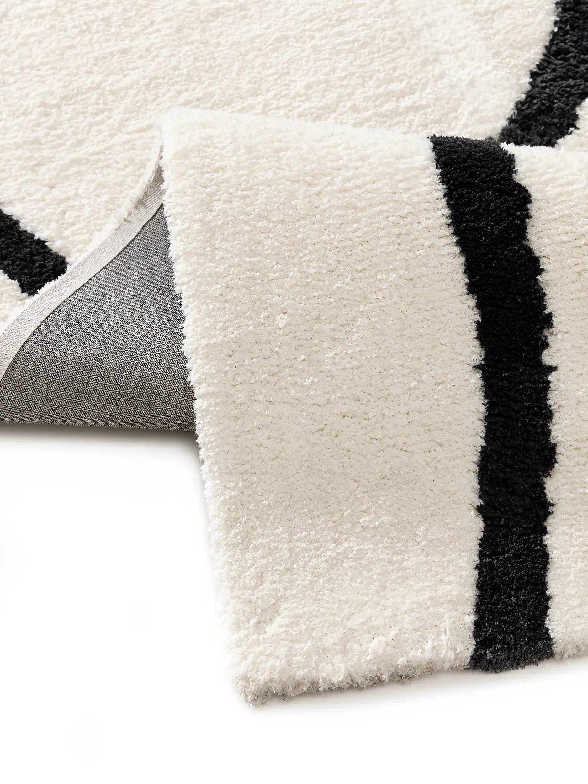 Teppich aus 100% Polyester in Schwarz/Weiß mit 100% Polyester hohem Flor von benuta Nest