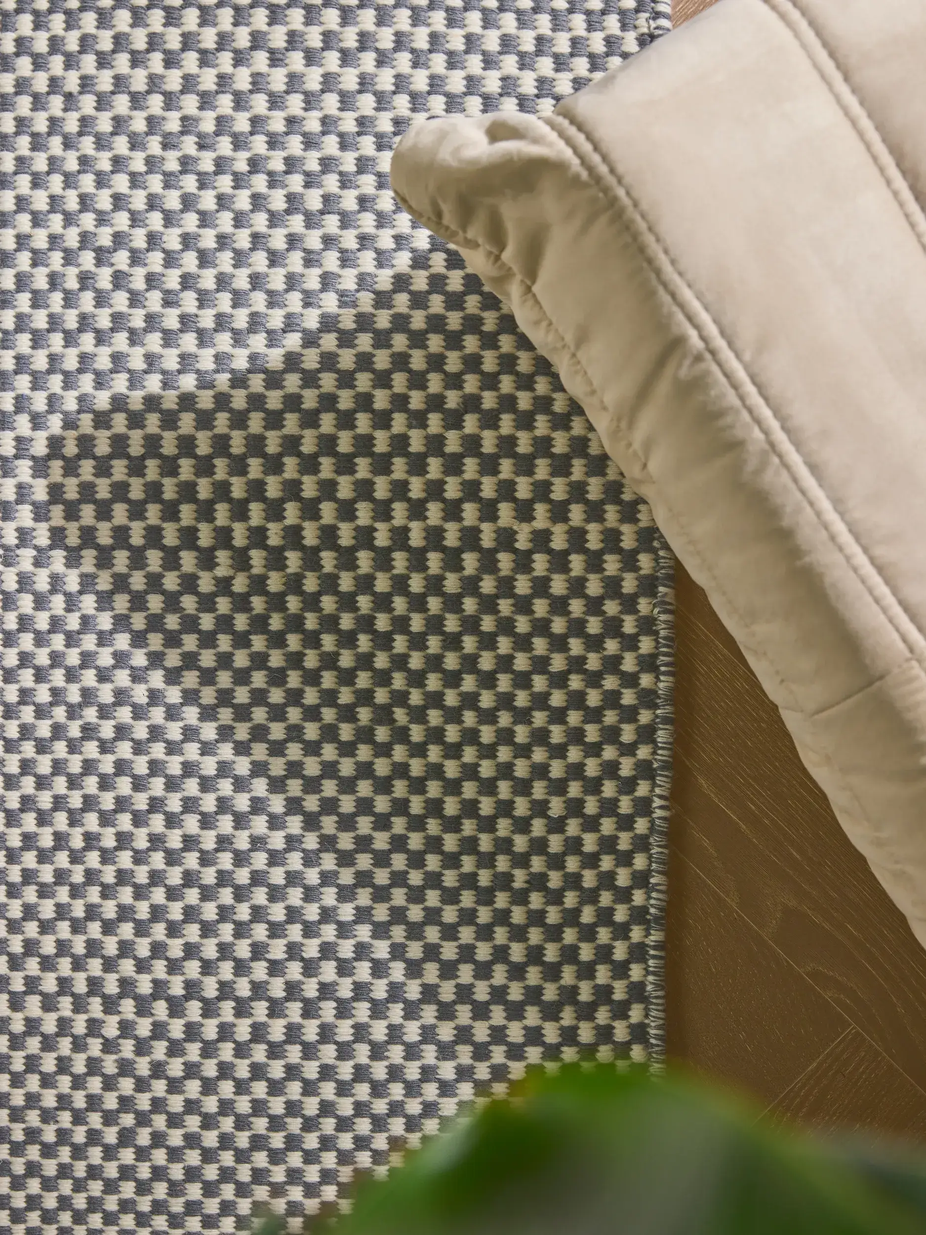 Teppich aus 100% Wolle (aus Neuseeland) in Grau mit 100% Wolle (aus Neuseeland) hohem Flor von benuta Pure